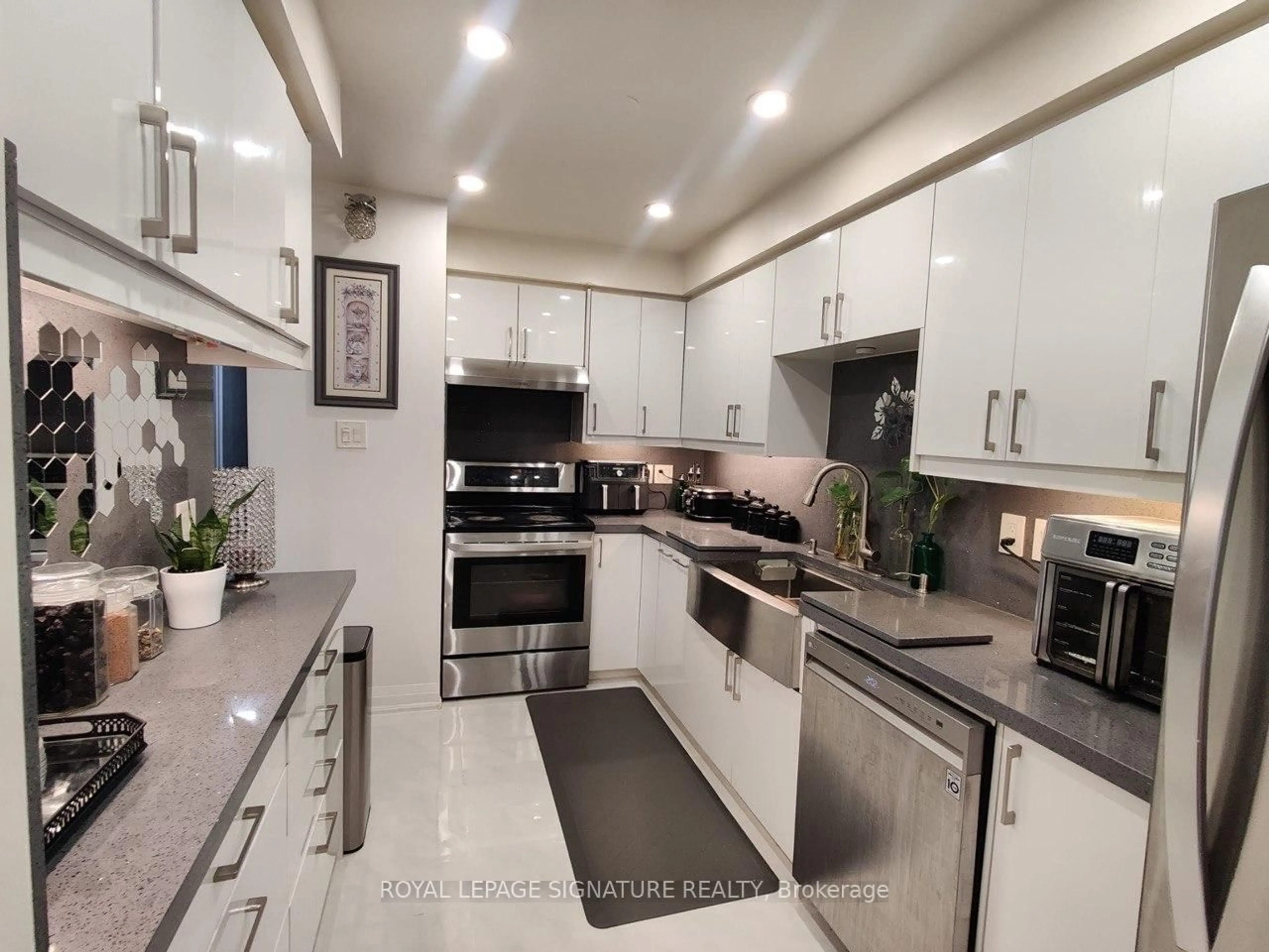 Open concept kitchen, ceramic/tile floor for 5020 Delaware Dr #25, Mississauga Ontario L4Z 3C7