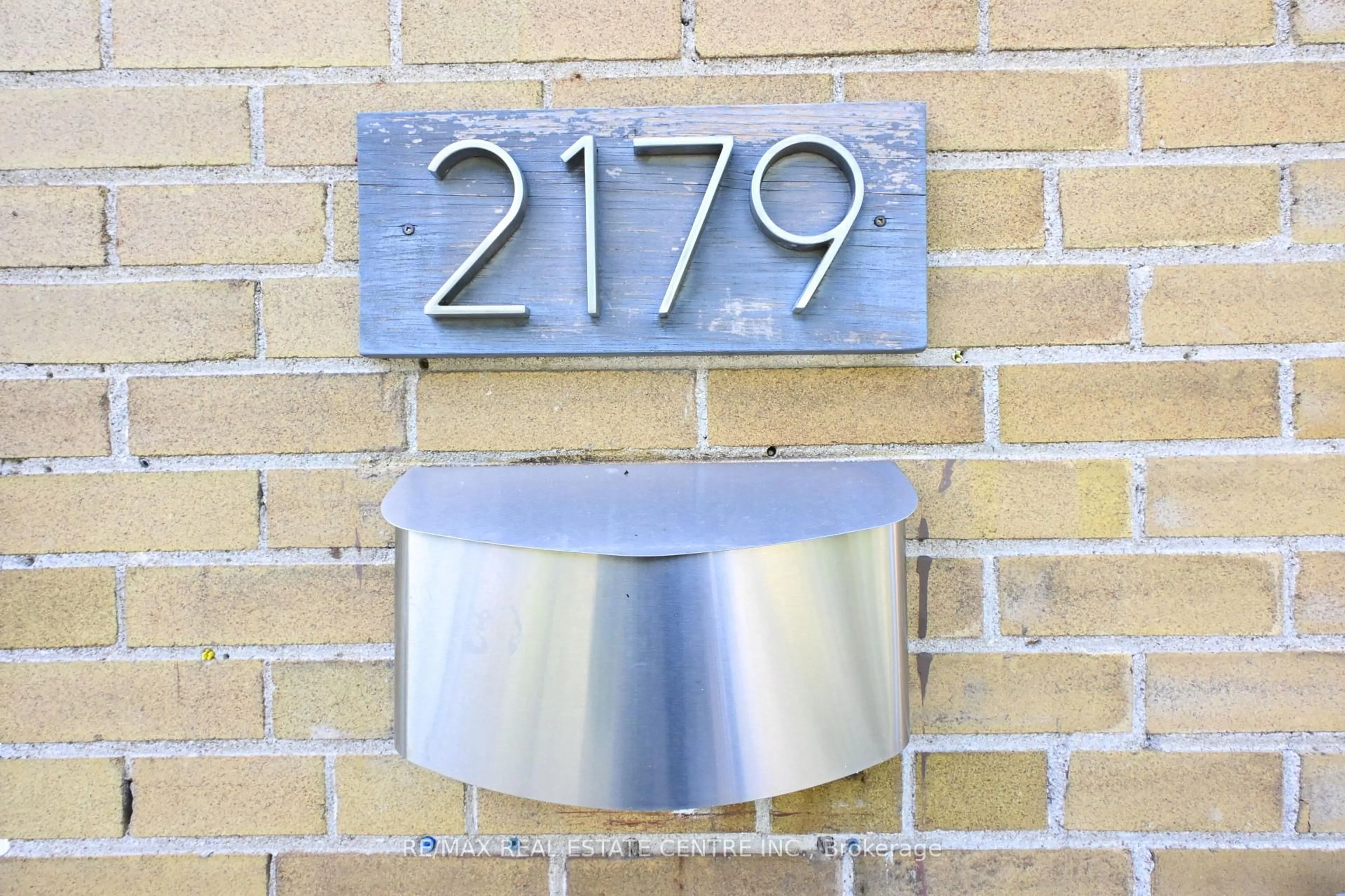 Indoor entryway for 2179 Wiseman Crt, Mississauga Ontario L5J 1P3