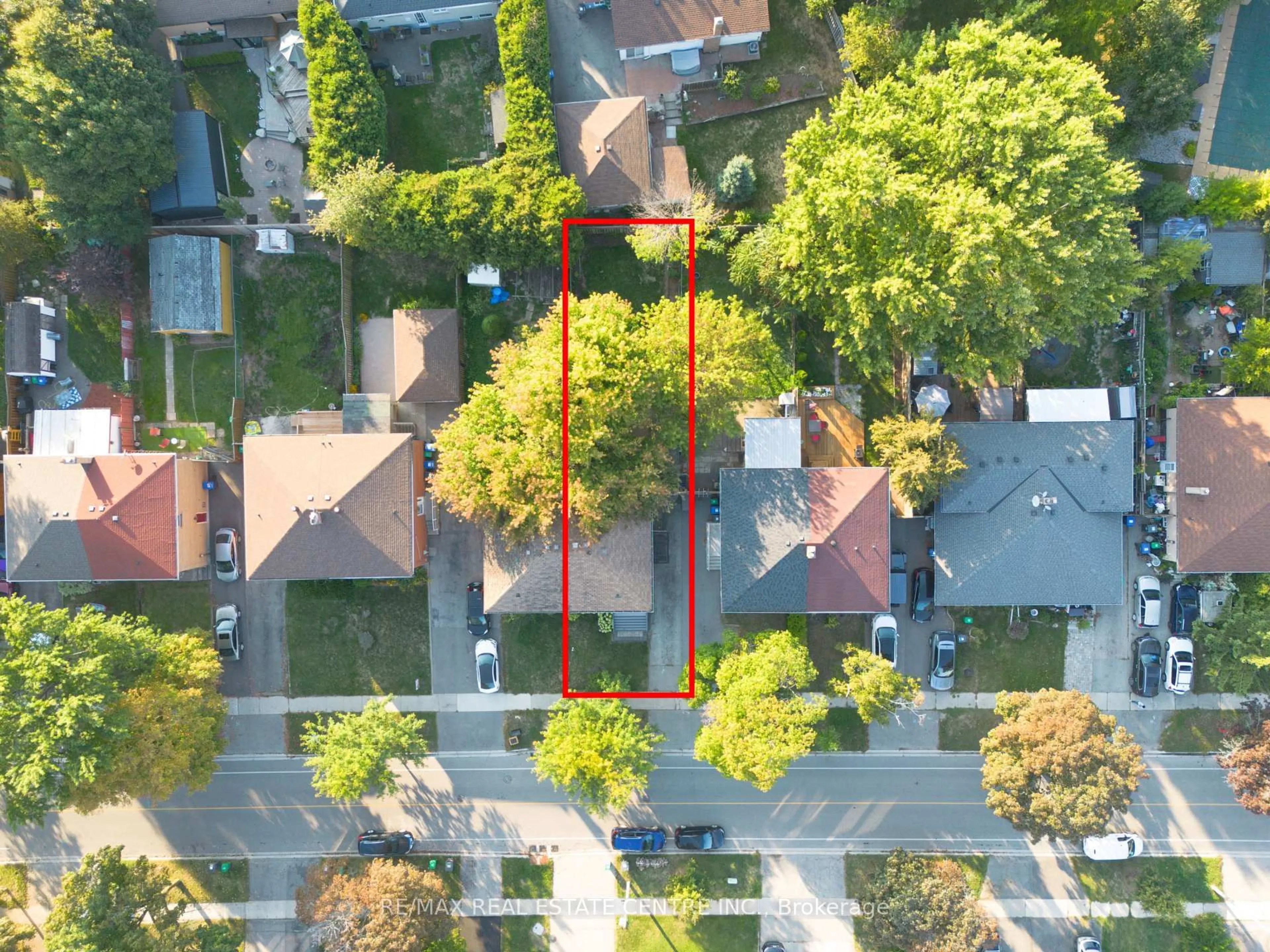 A pic from outside/outdoor area/front of a property/back of a property/a pic from drone, street for 2179 Wiseman Crt, Mississauga Ontario L5J 1P3