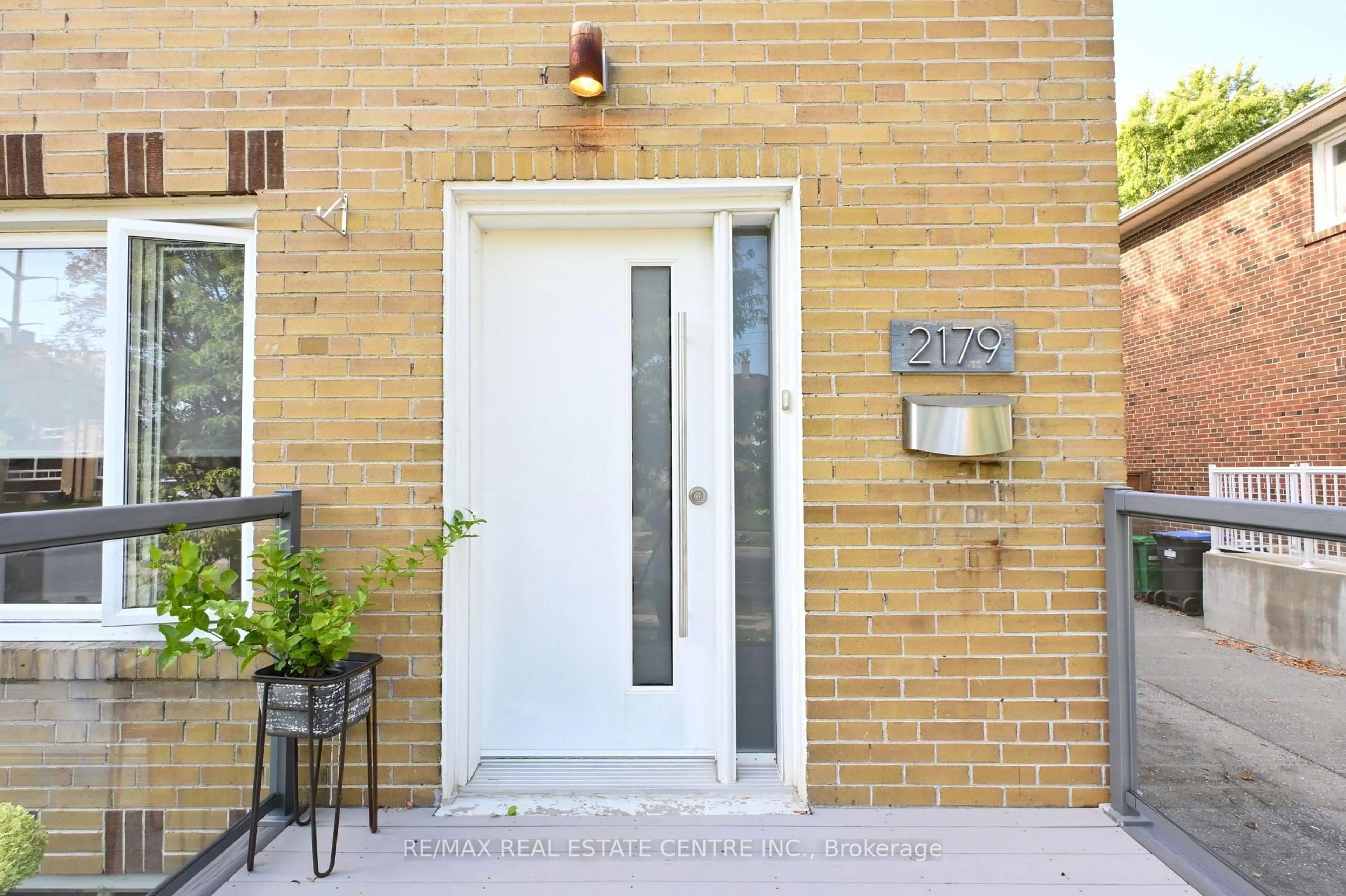 Indoor entryway for 2179 Wiseman Crt, Mississauga Ontario L5J 1P3