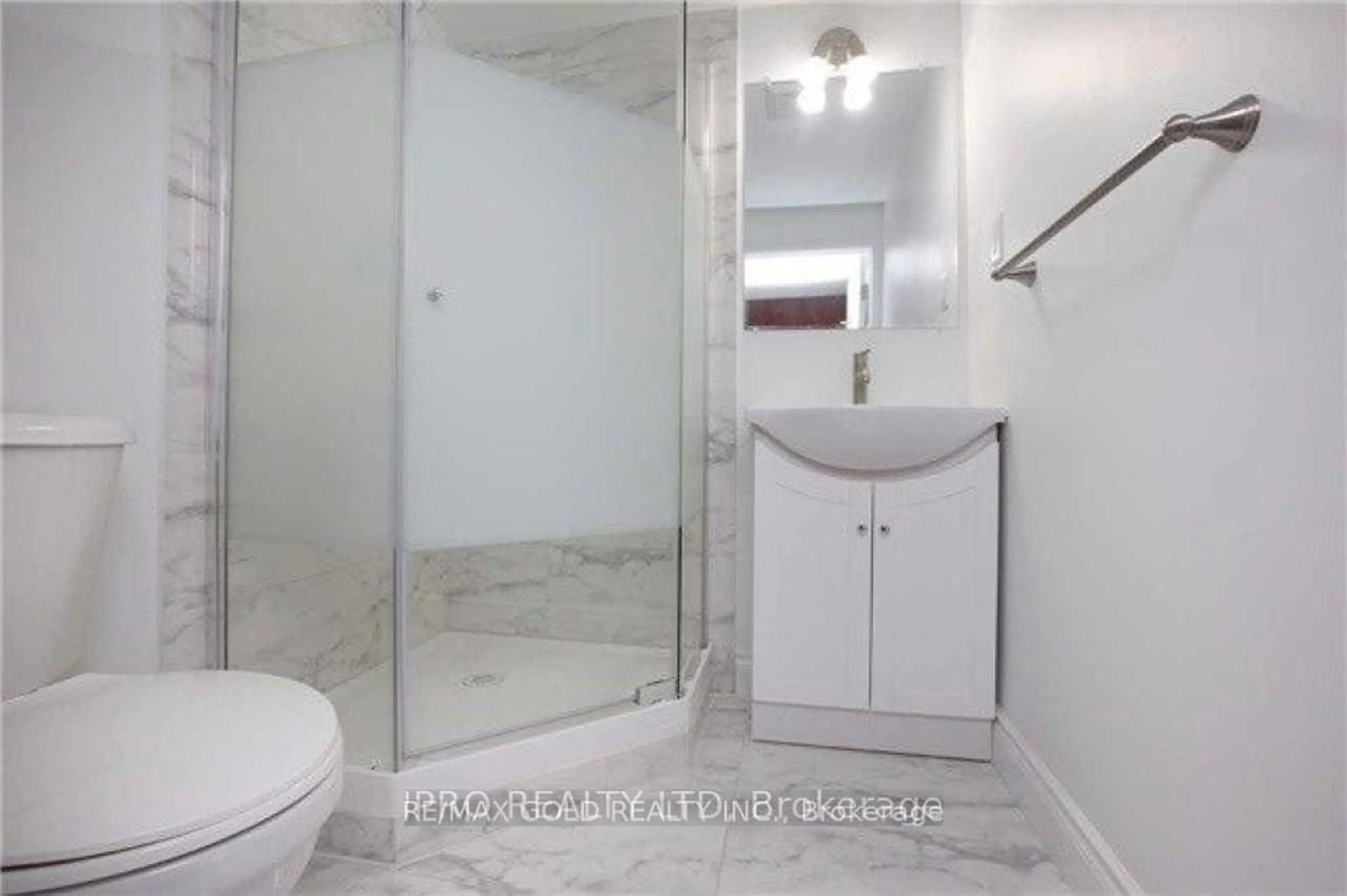 Standard bathroom, ceramic/tile floor for 10414 Chinguacousy Rd, Brampton Ontario L7A 0G8