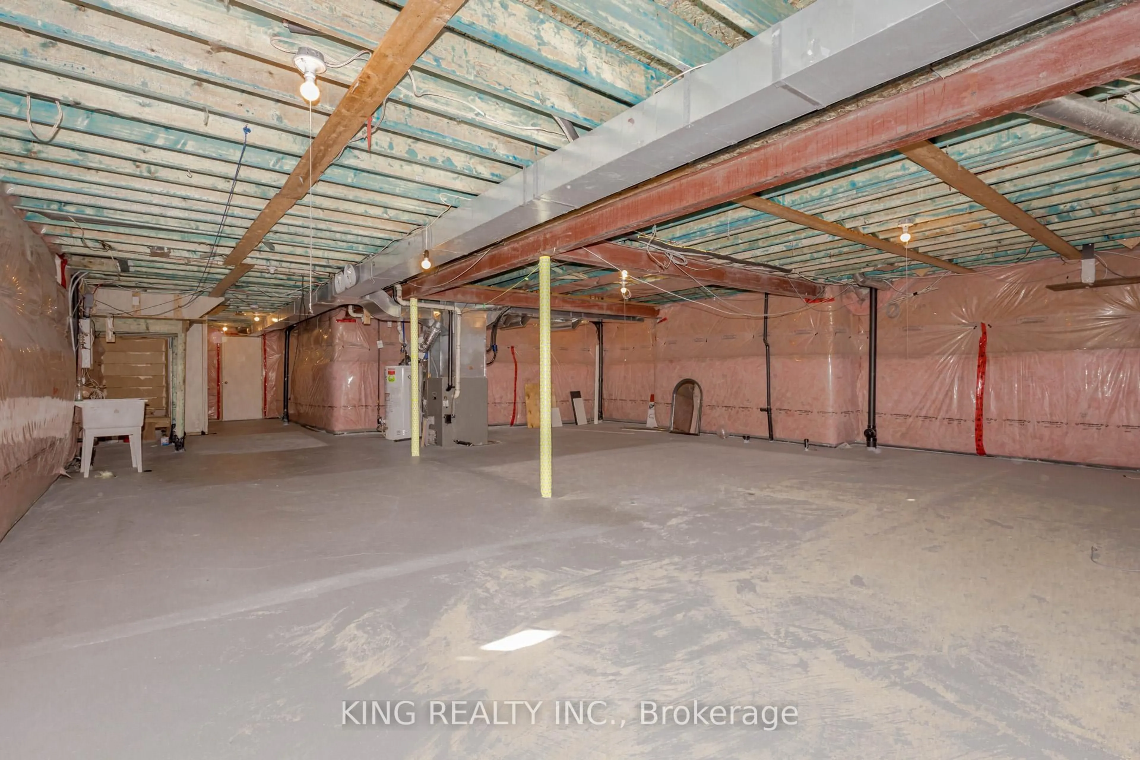 Indoor garage for 14 Ledgerock Rd, Brampton Ontario L6P 2L7