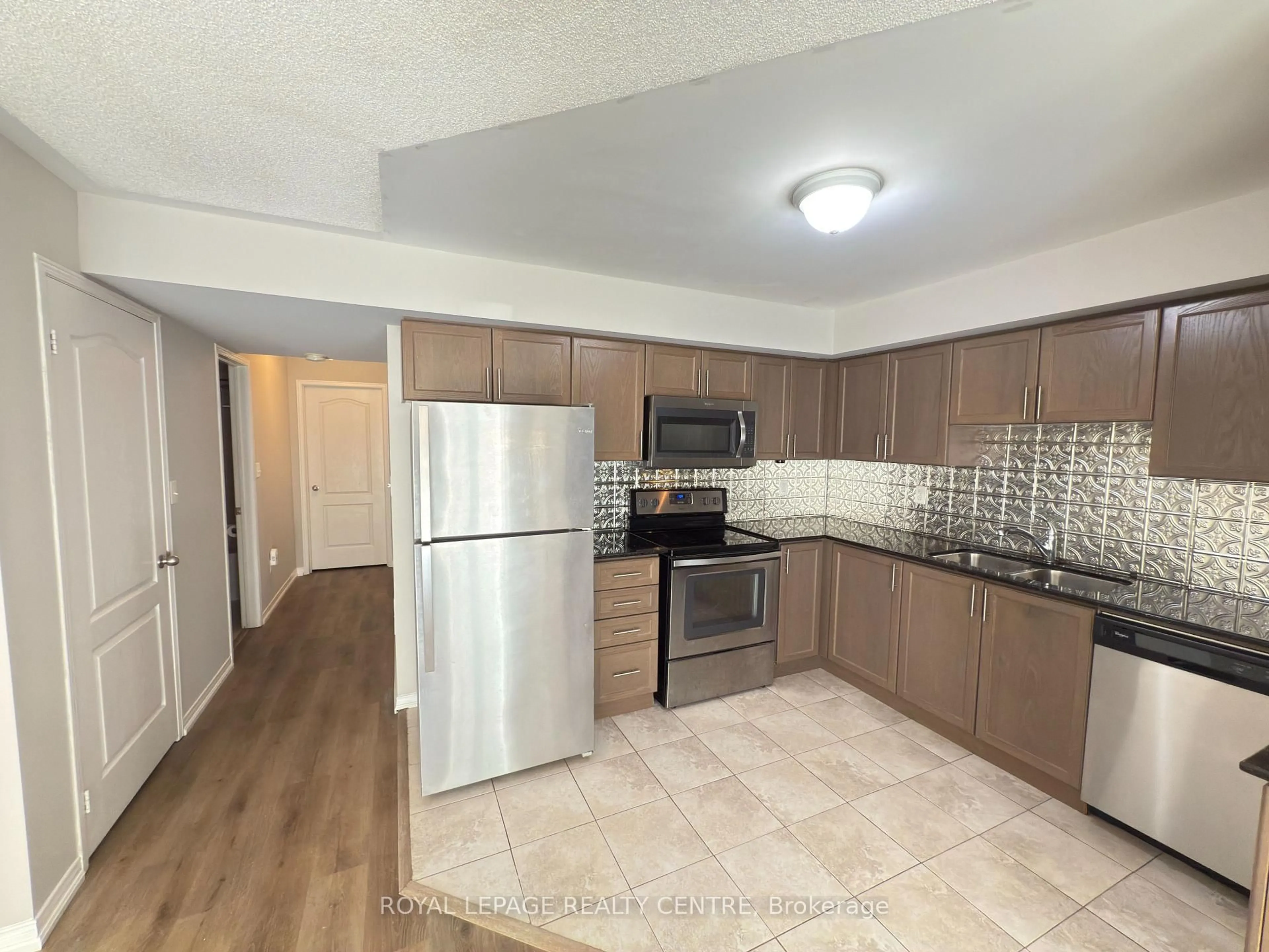 Standard kitchen, unknown for 2472 Post Rd #19, Oakville Ontario L6H 0K1