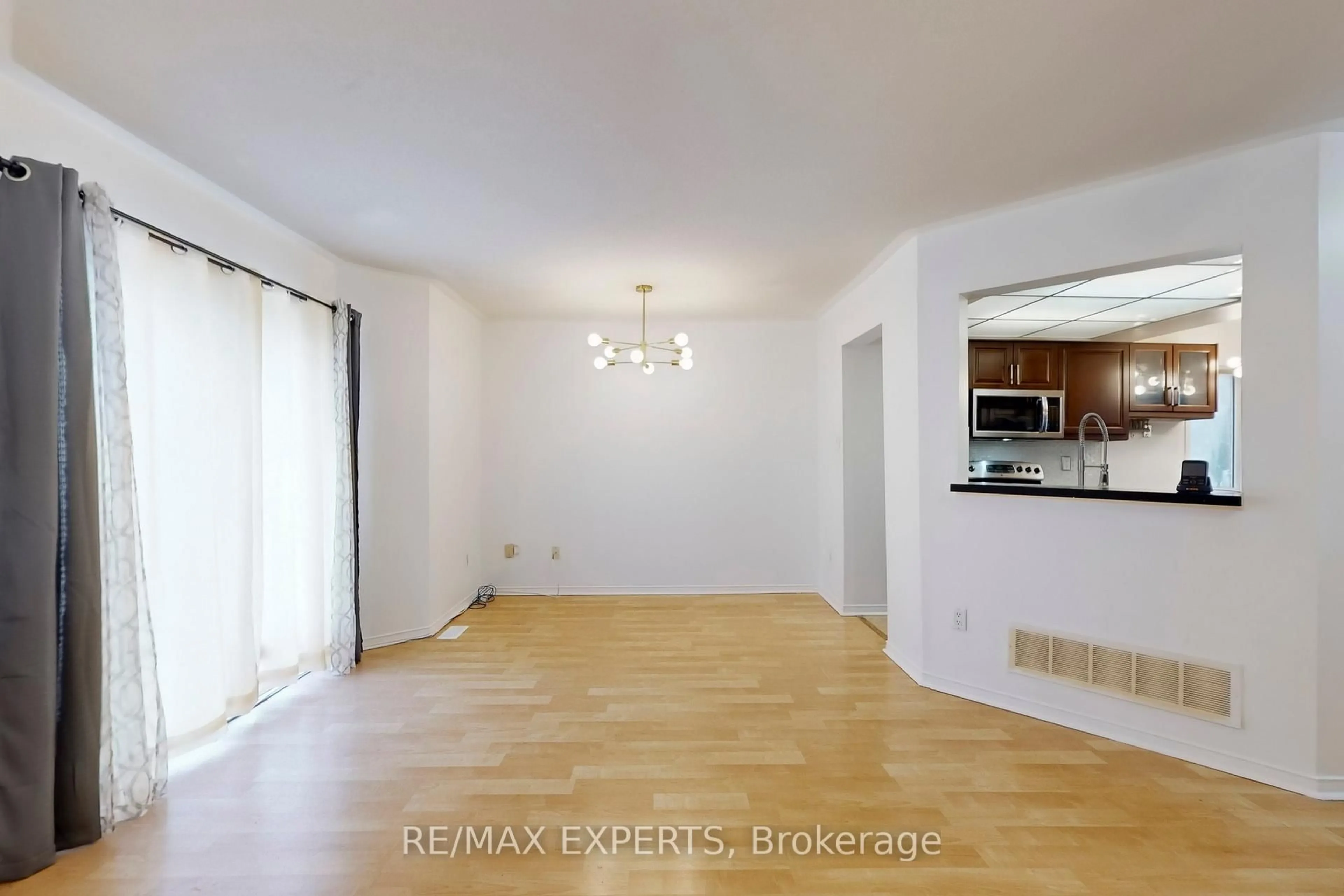 A pic of a room for 5631 Cortina Cres, Mississauga Ontario L4Z 3R3