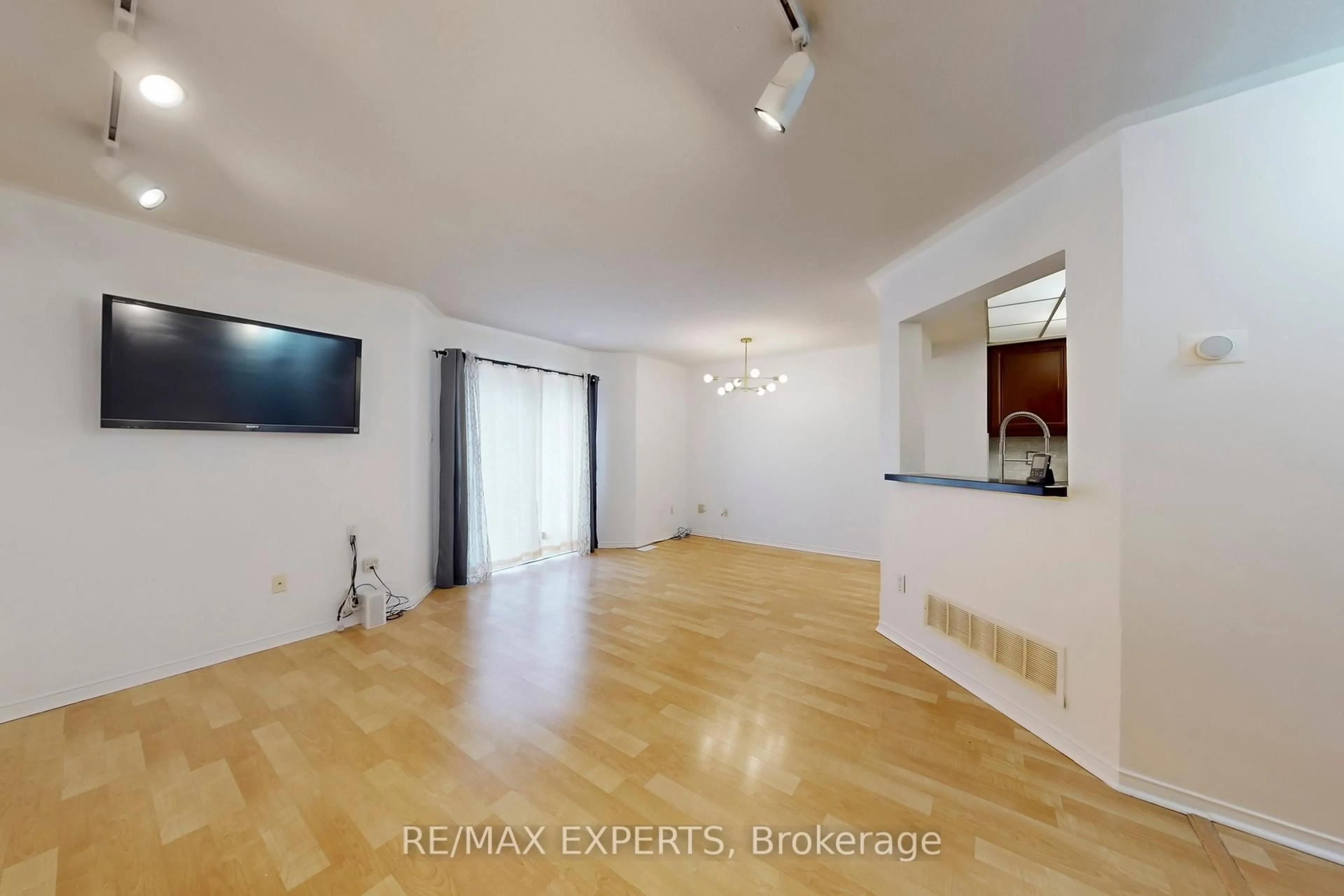 A pic of a room for 5631 Cortina Cres, Mississauga Ontario L4Z 3R3