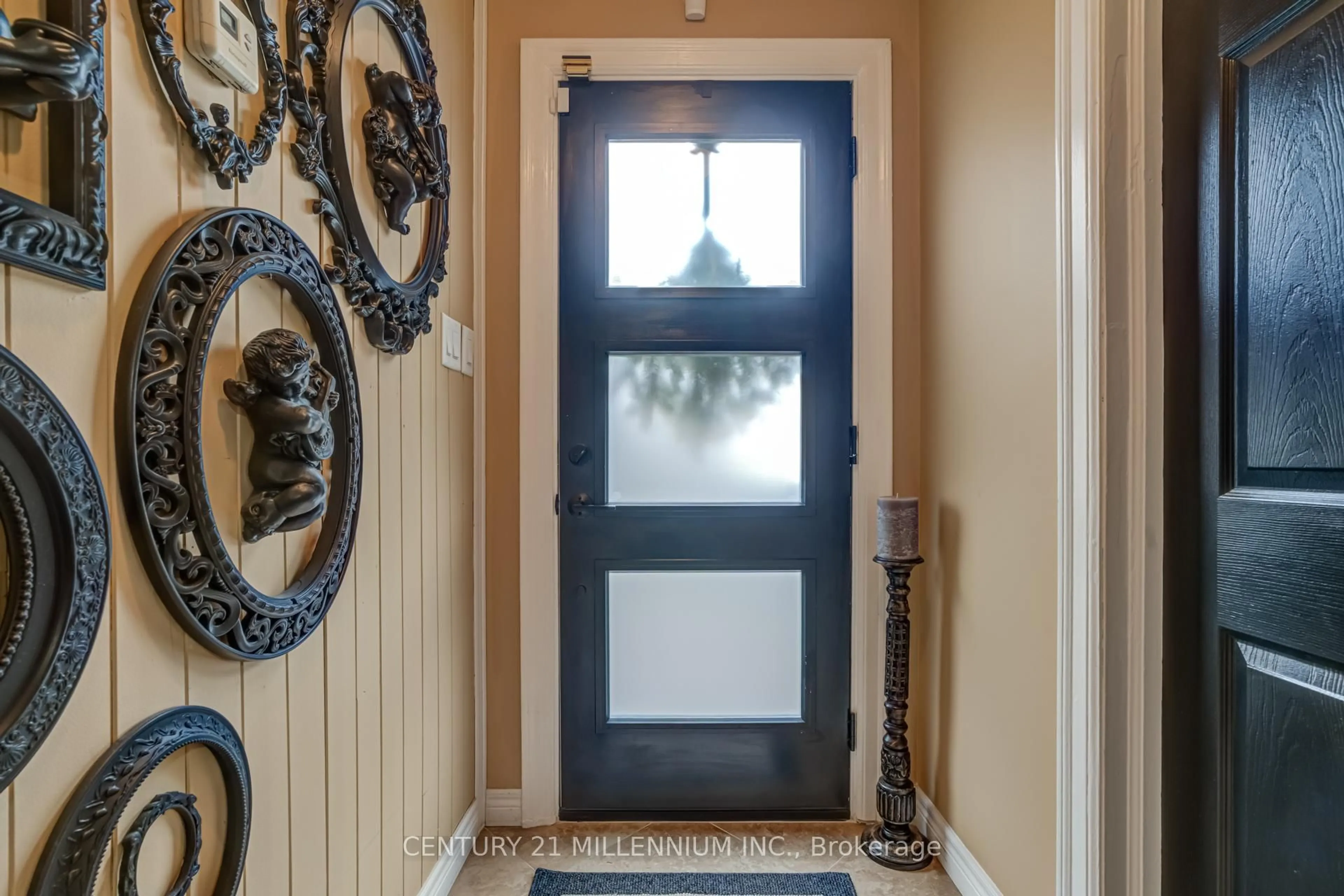 Indoor entryway for 30 Clarence St, Brampton Ontario L6W 1S3