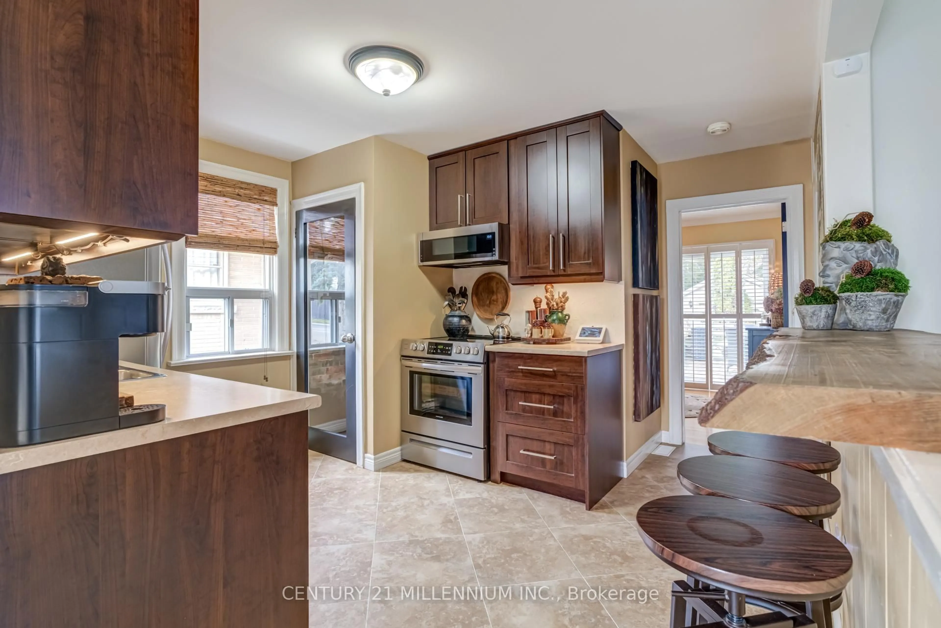 Open concept kitchen, ceramic/tile floor for 30 Clarence St, Brampton Ontario L6W 1S3