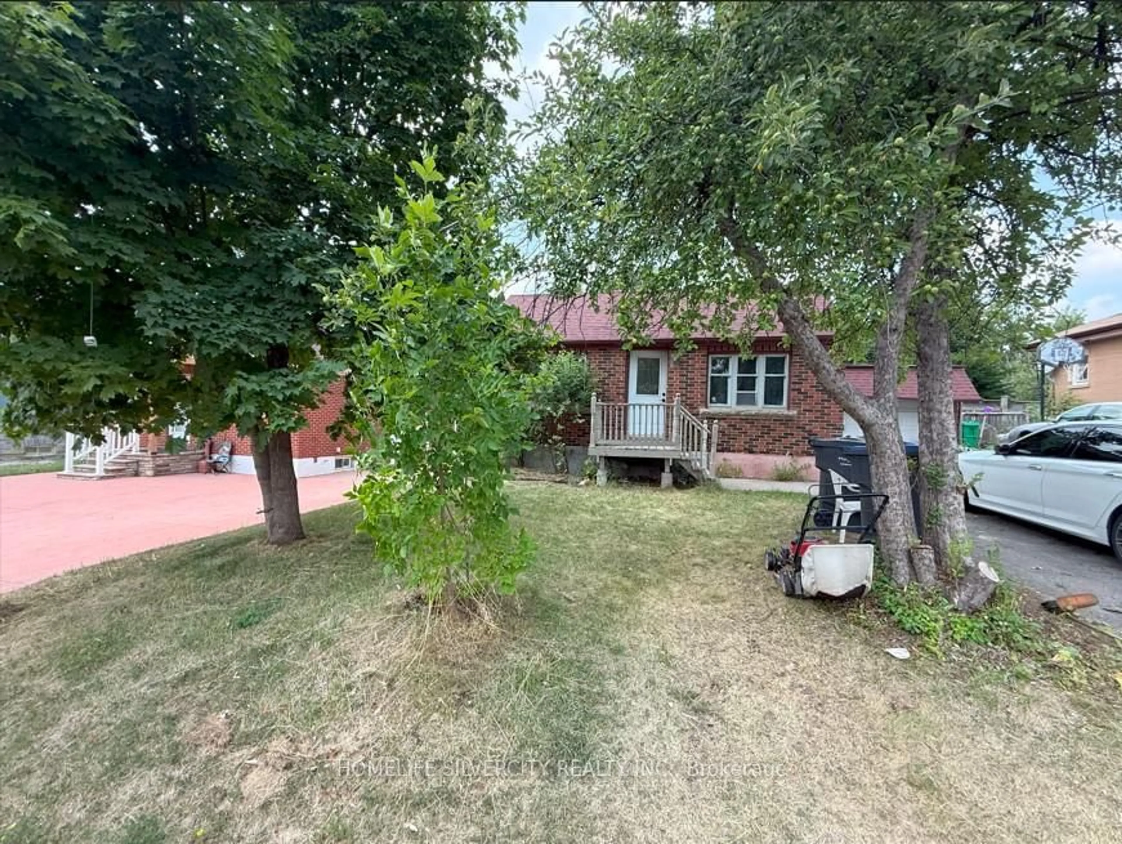 A pic from outside/outdoor area/front of a property/back of a property/a pic from drone, street for 30 Woodward Ave, Brampton Ontario L6V 1K1