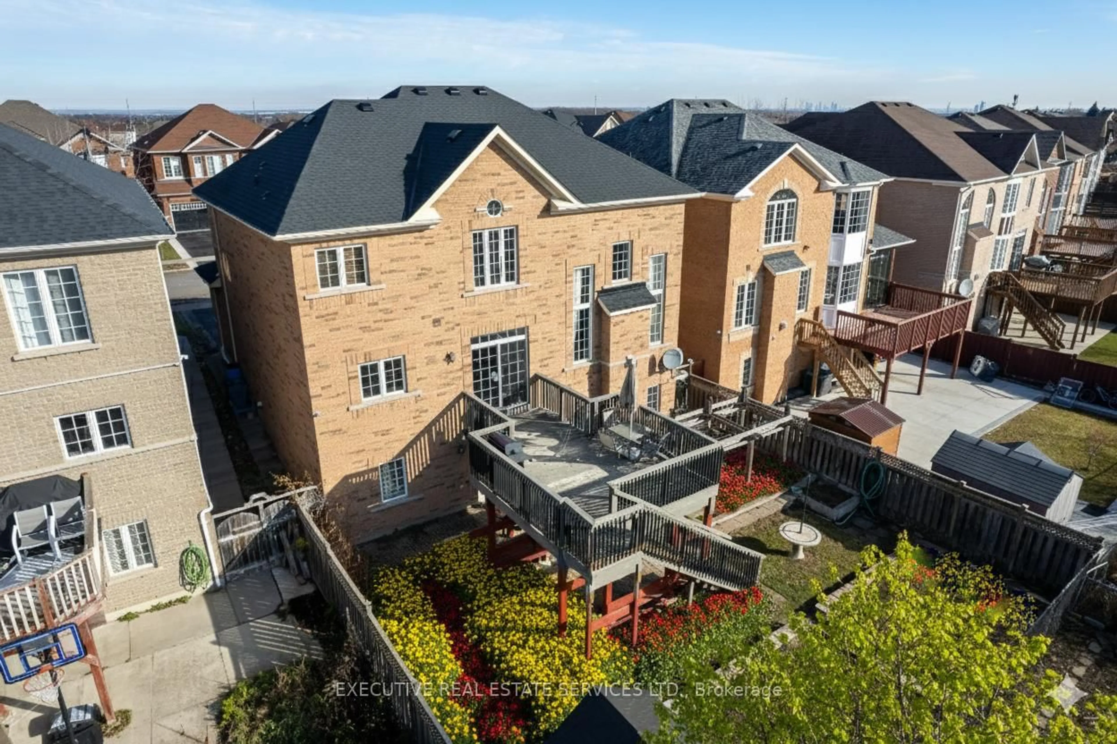 A pic from outside/outdoor area/front of a property/back of a property/a pic from drone, city buildings view from balcony for 44 Moldovan Dr, Brampton Ontario L6R 0E4