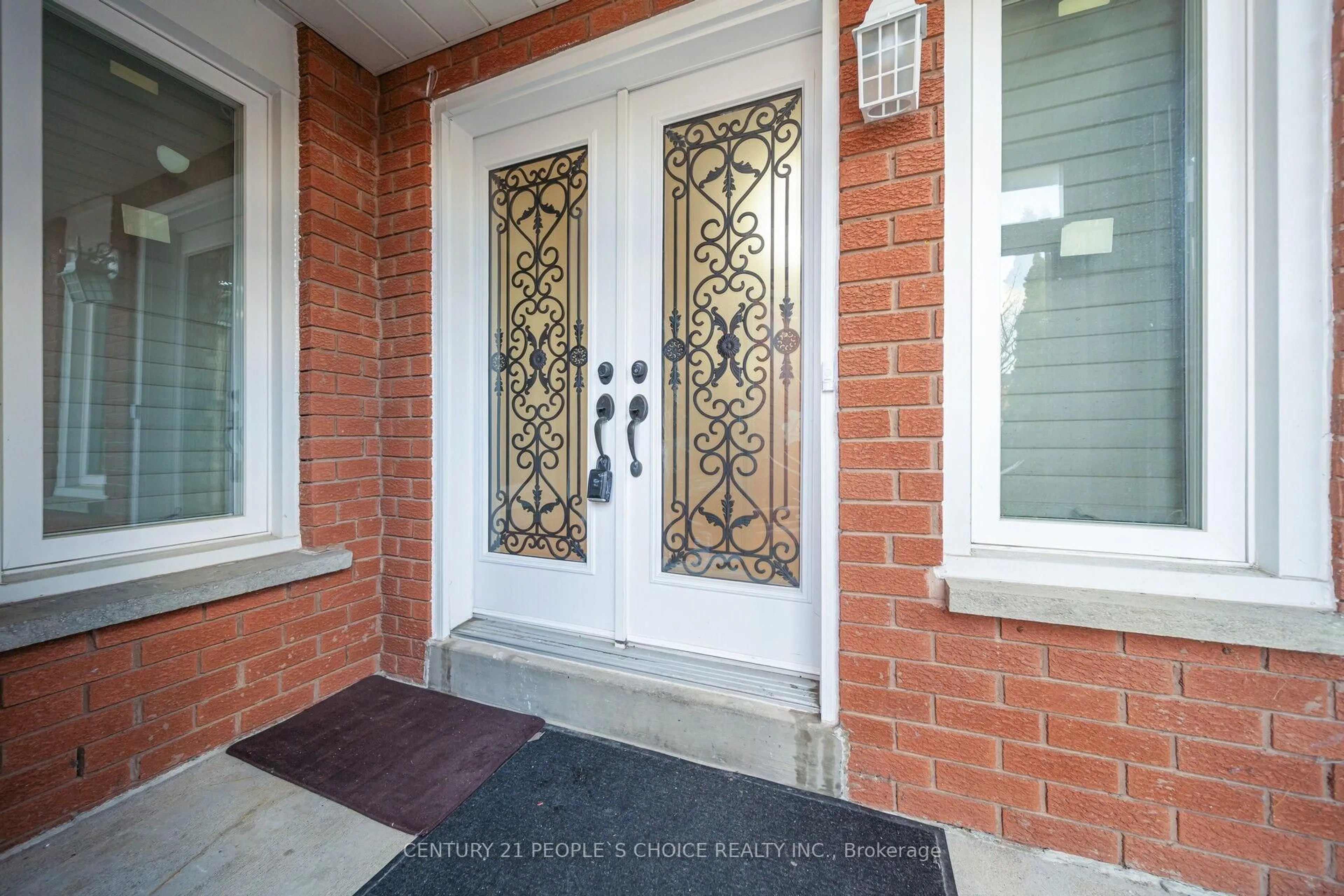 Indoor entryway for 92 Woolridge Crt, Brampton Ontario L6Y 3G3