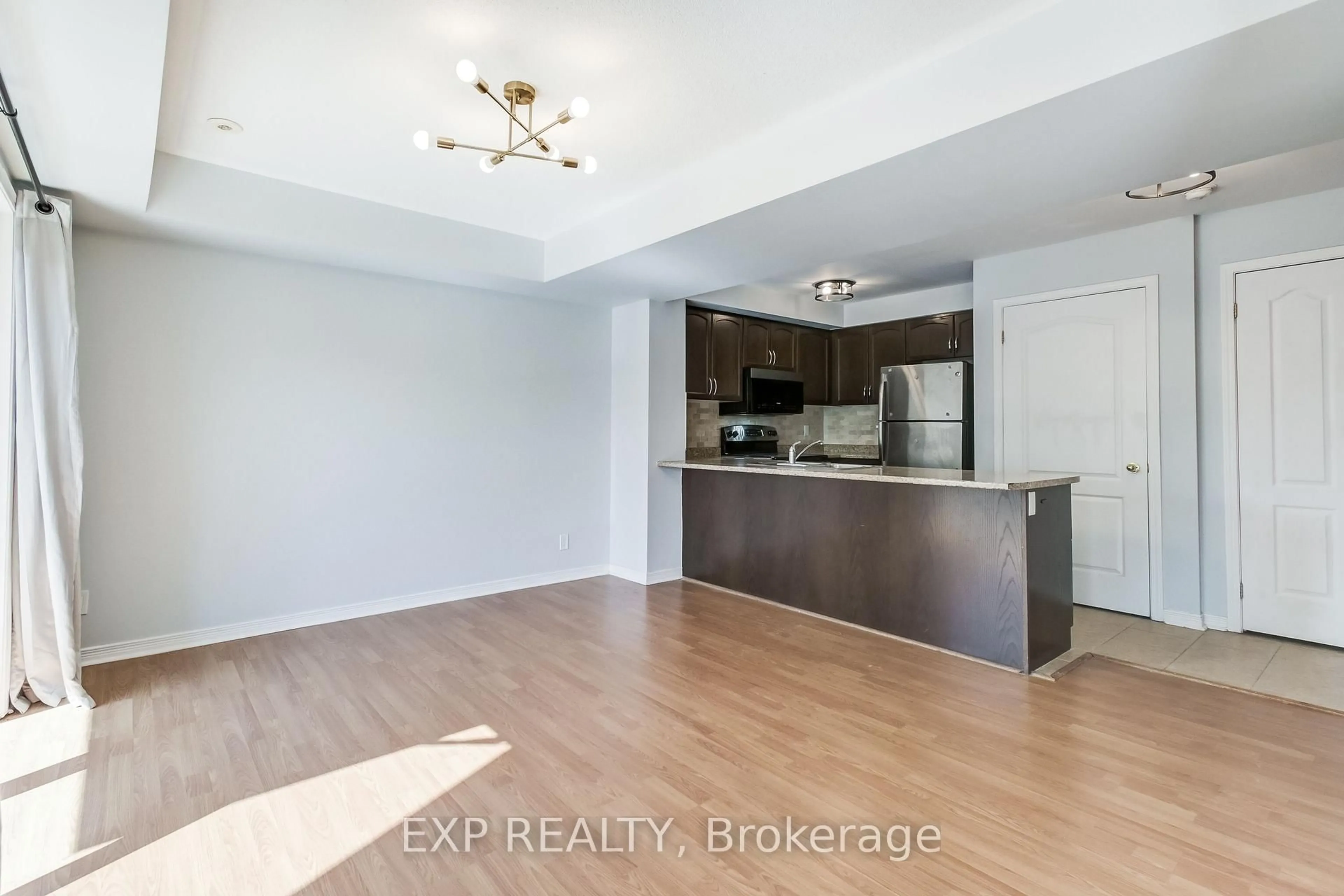 Open concept kitchen, wood/laminate floor for 3250 Bentley Dr #60, Mississauga Ontario L5M 0P7