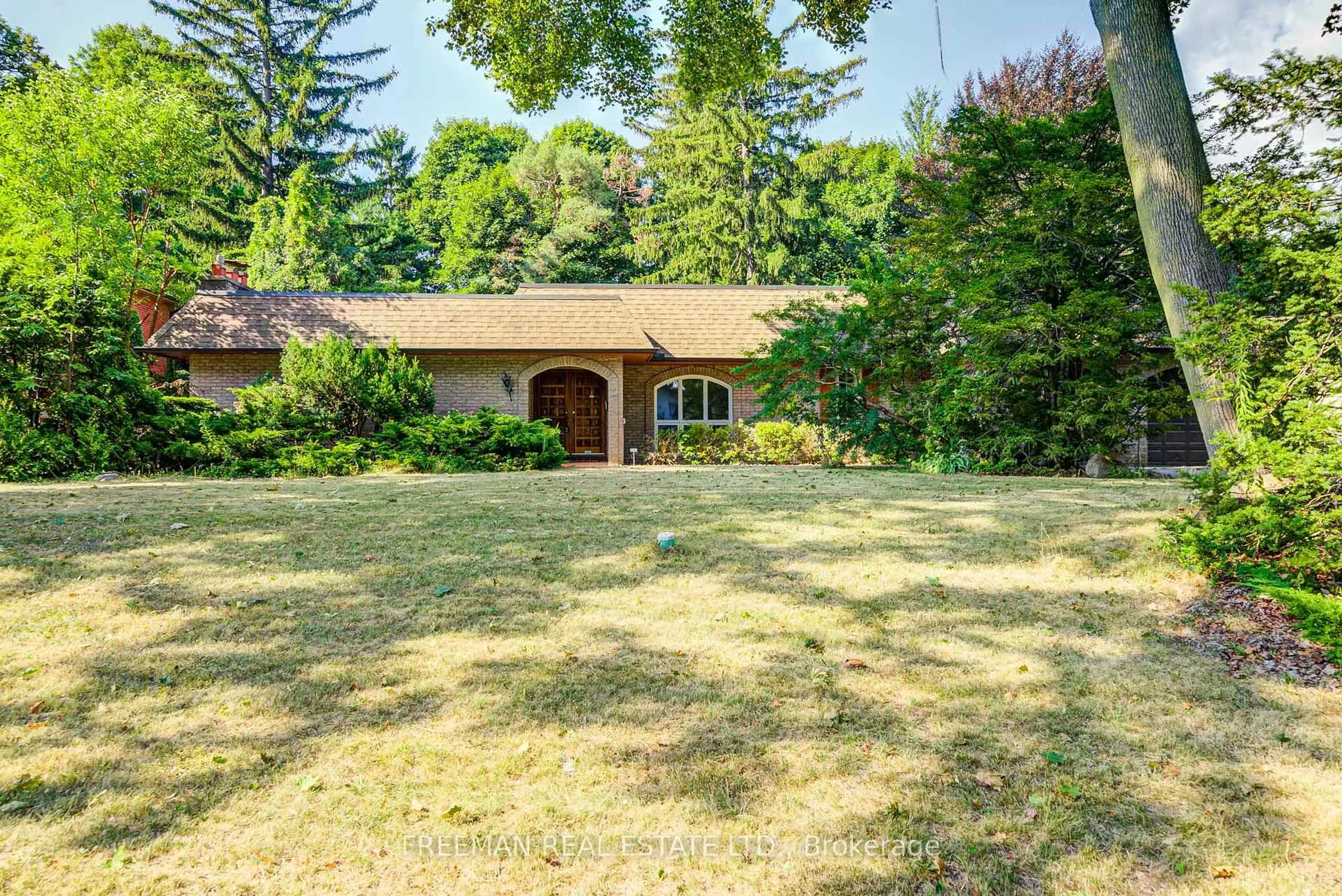 A pic from outside/outdoor area/front of a property/back of a property/a pic from drone, unknown for 1528 Knareswood Dr, Mississauga Ontario L5H 2M1