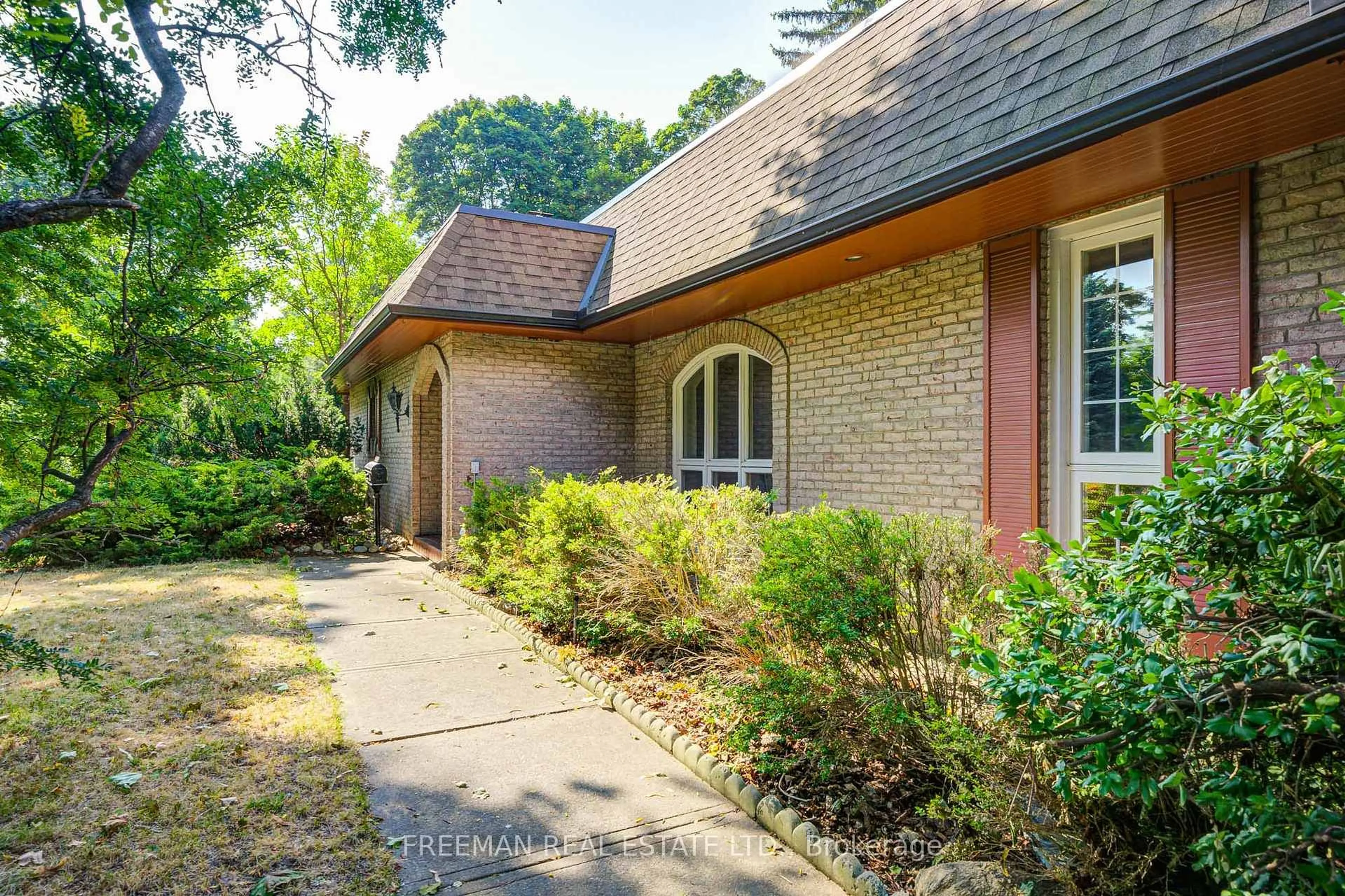 Home with brick exterior material, street for 1528 Knareswood Dr, Mississauga Ontario L5H 2M1