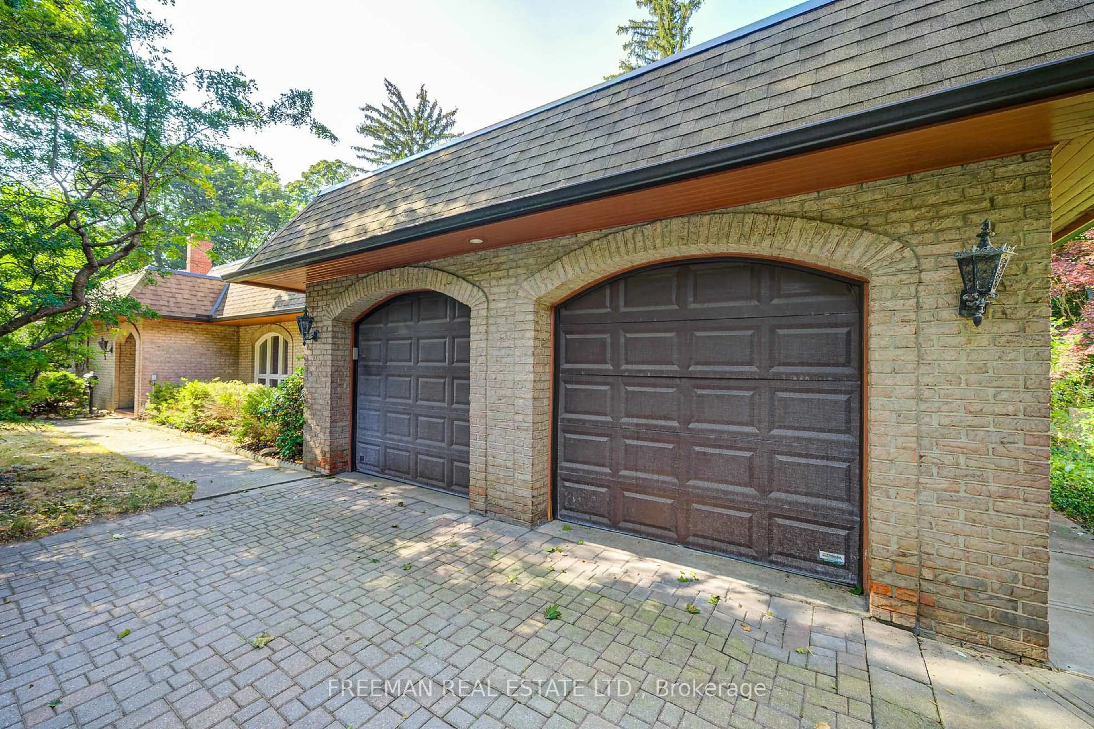 Indoor garage for 1528 Knareswood Dr, Mississauga Ontario L5H 2M1