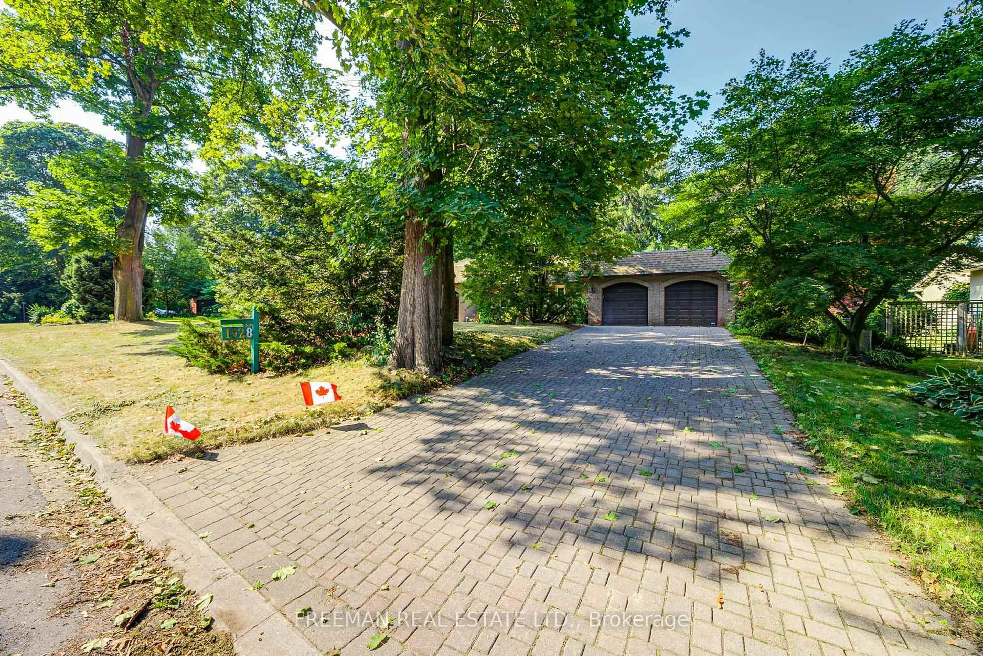 A pic from outside/outdoor area/front of a property/back of a property/a pic from drone, street for 1528 Knareswood Dr, Mississauga Ontario L5H 2M1