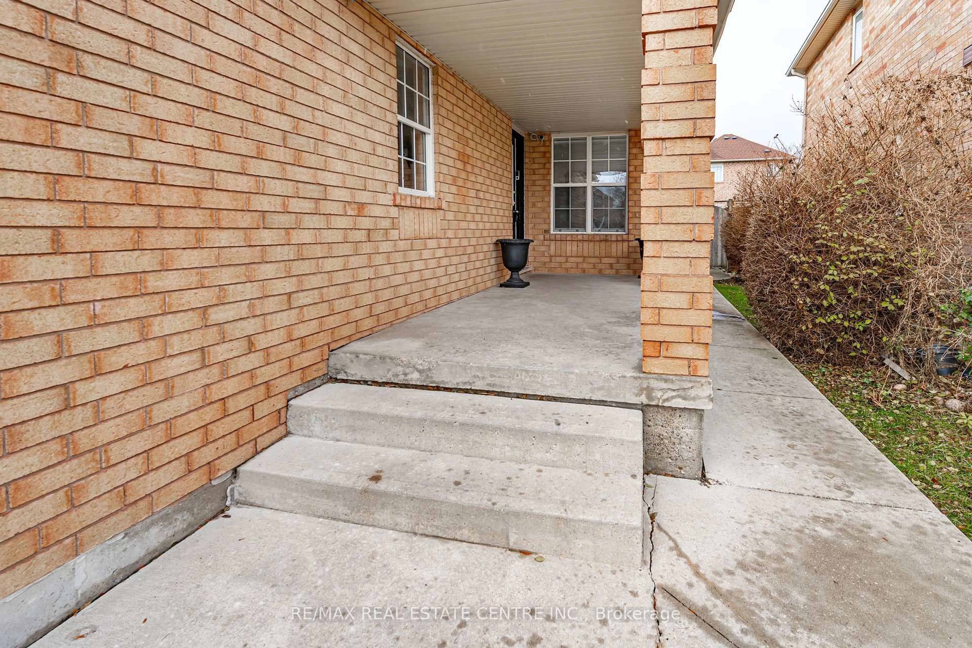 Patio, street for 42 Brunswick St, Brampton Ontario L6X 4Z9