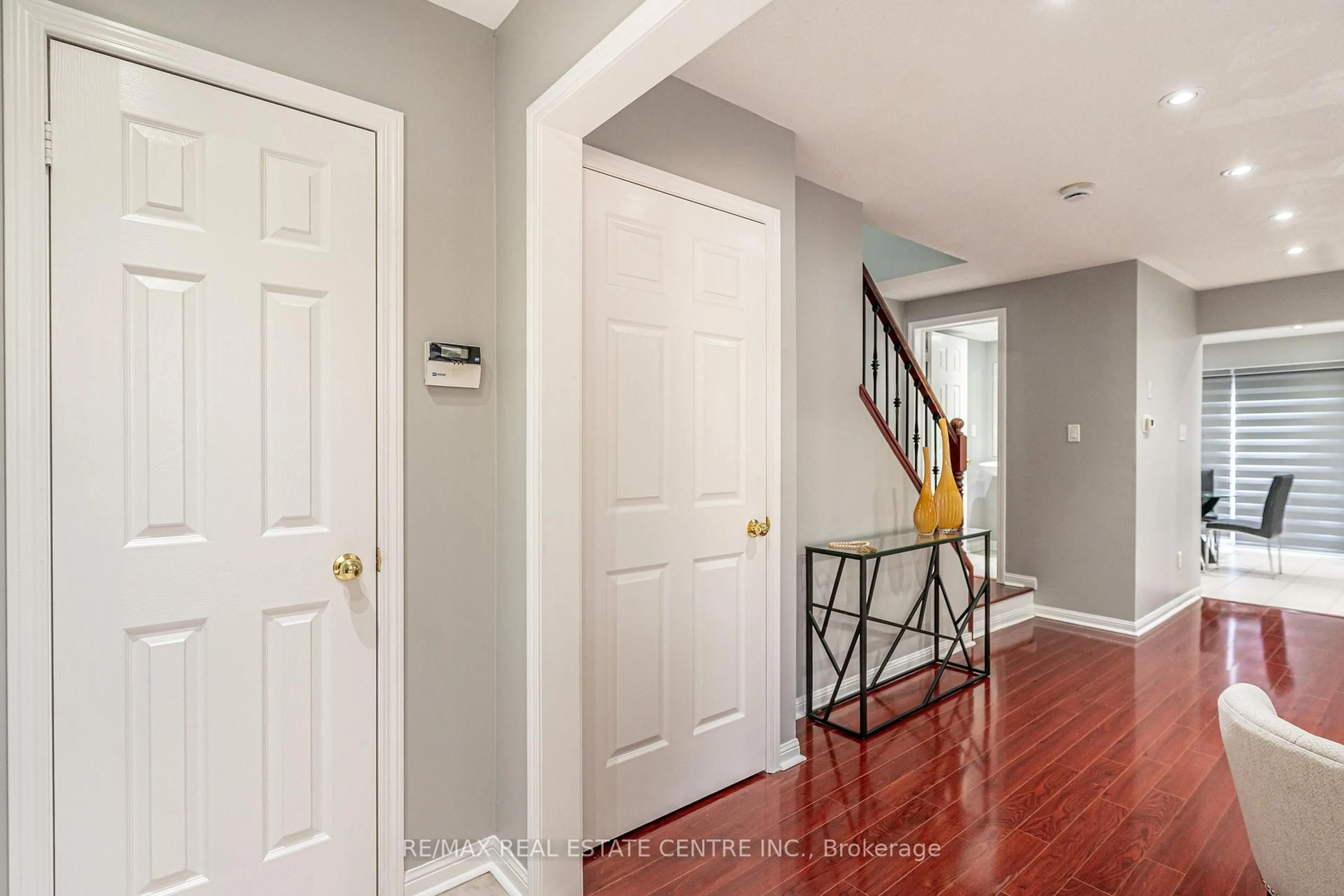 Indoor entryway for 42 Brunswick St, Brampton Ontario L6X 4Z9