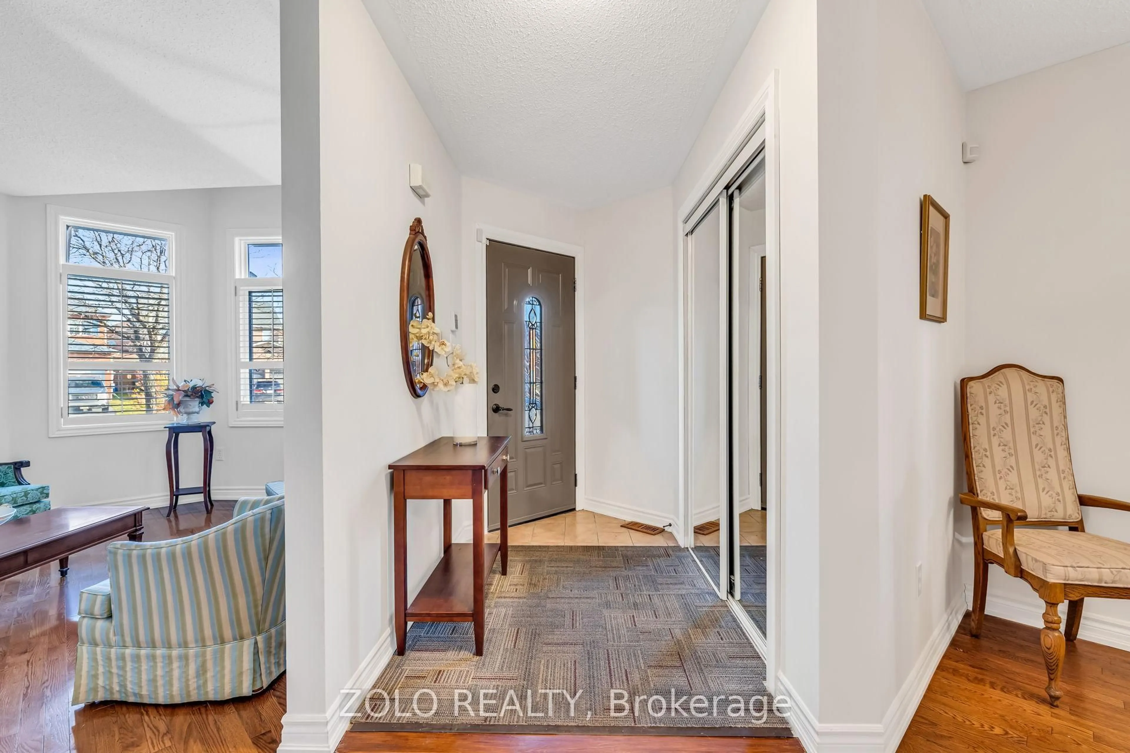 Indoor entryway for 5666 Whitehorn Ave, Mississauga Ontario L5V 2A9