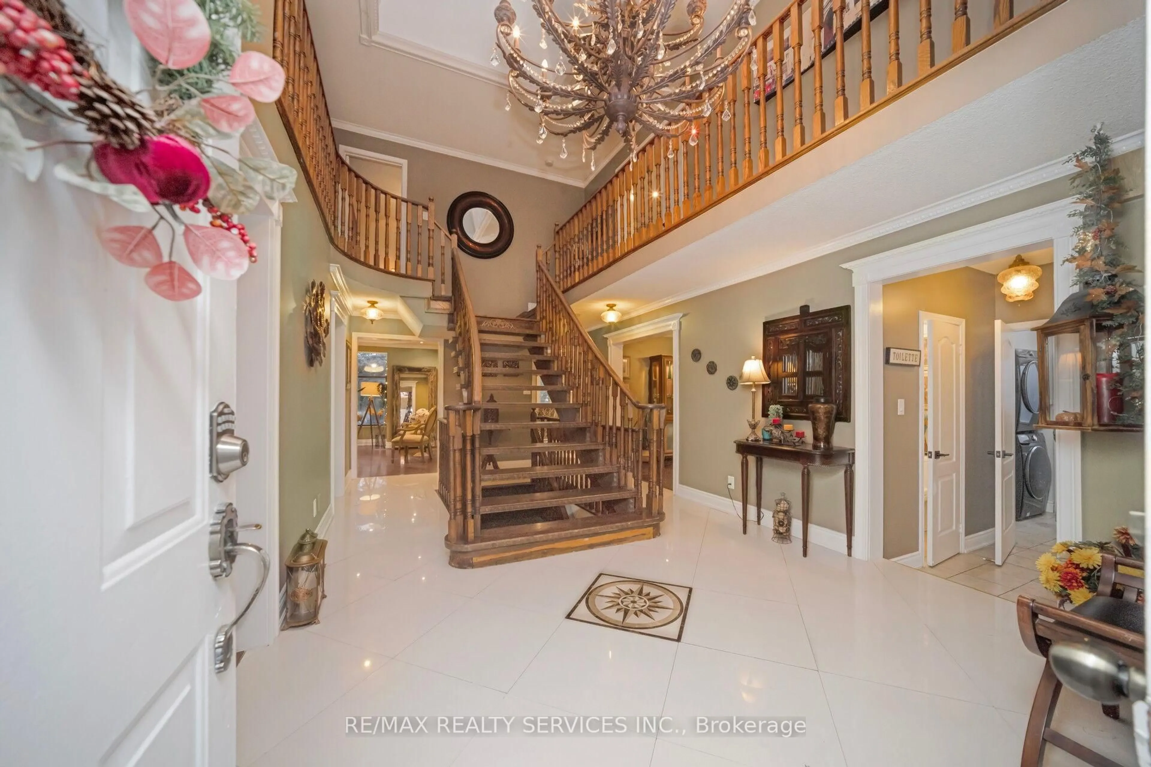 Indoor foyer for 74 Leeward Dr, Brampton Ontario L6S 5V8