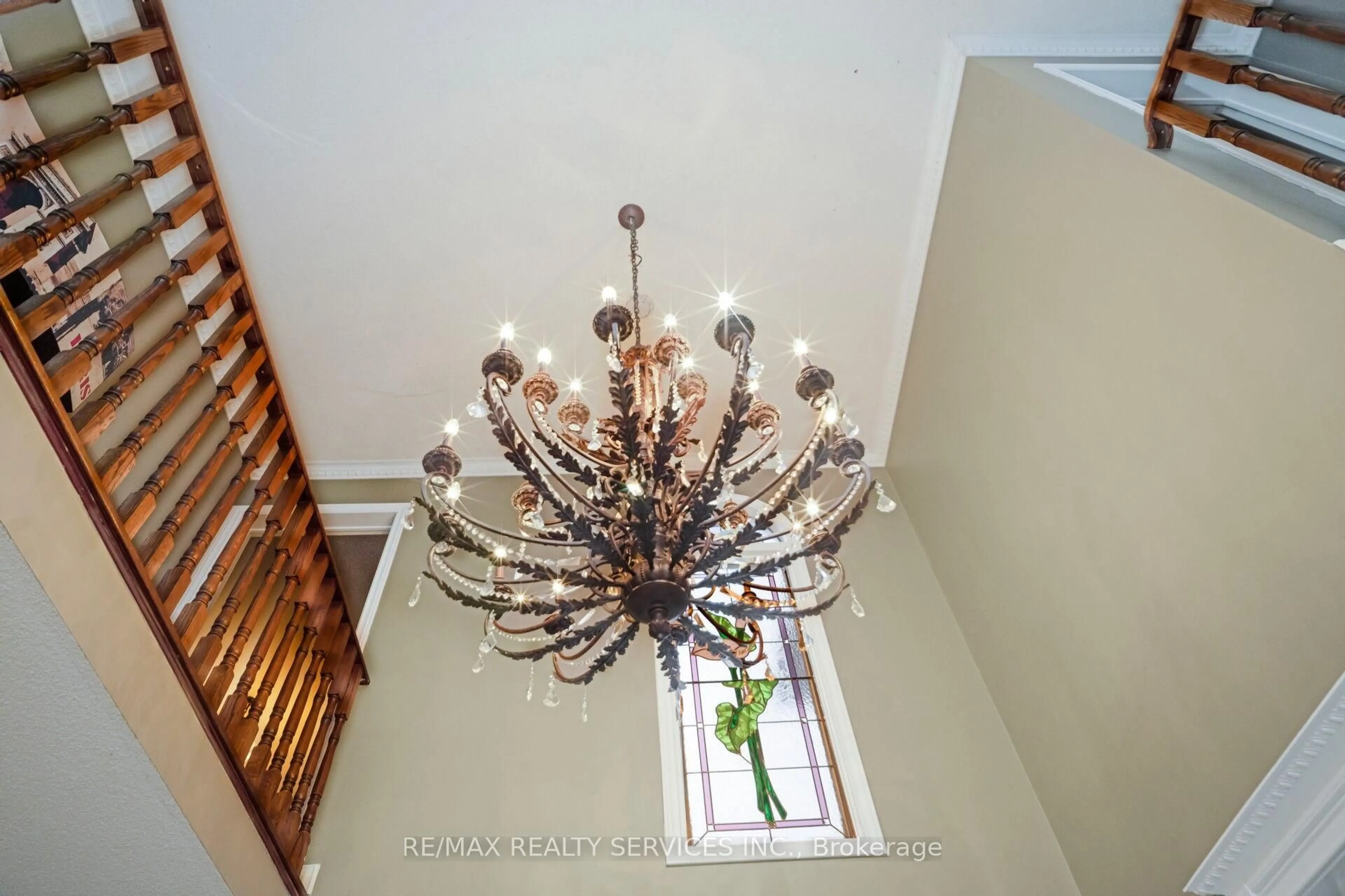 Indoor foyer for 74 Leeward Dr, Brampton Ontario L6S 5V8