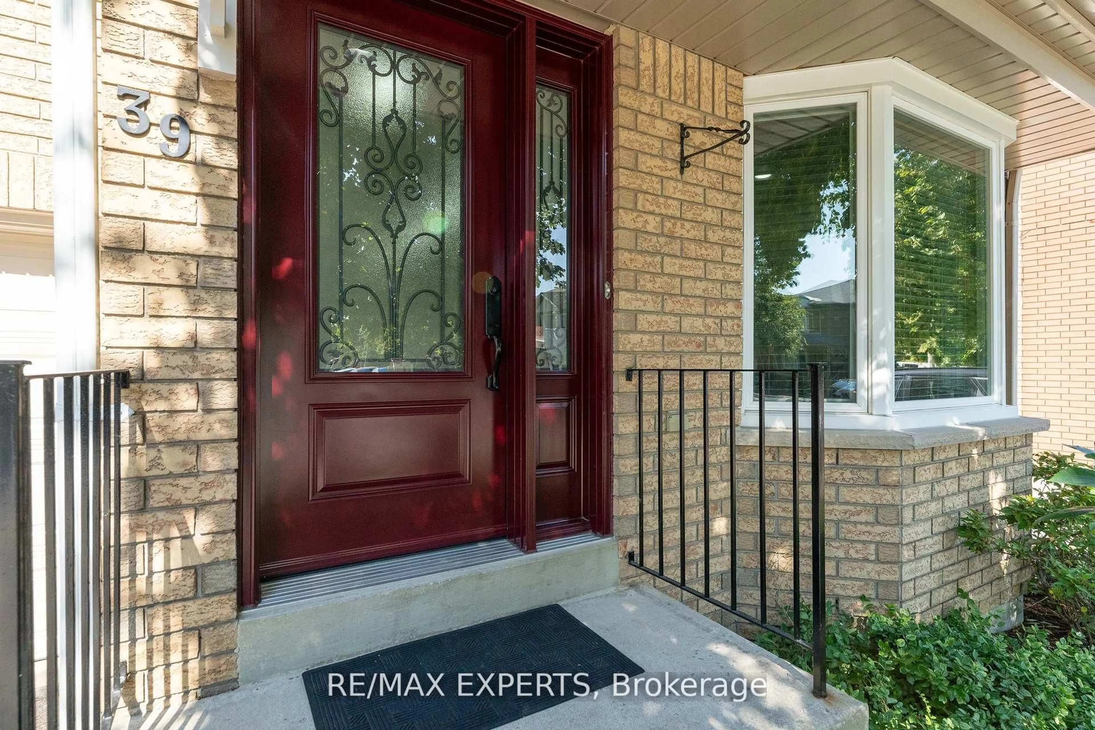 Indoor entryway for 39 Softneedle Ave, Brampton Ontario L6R 1K4