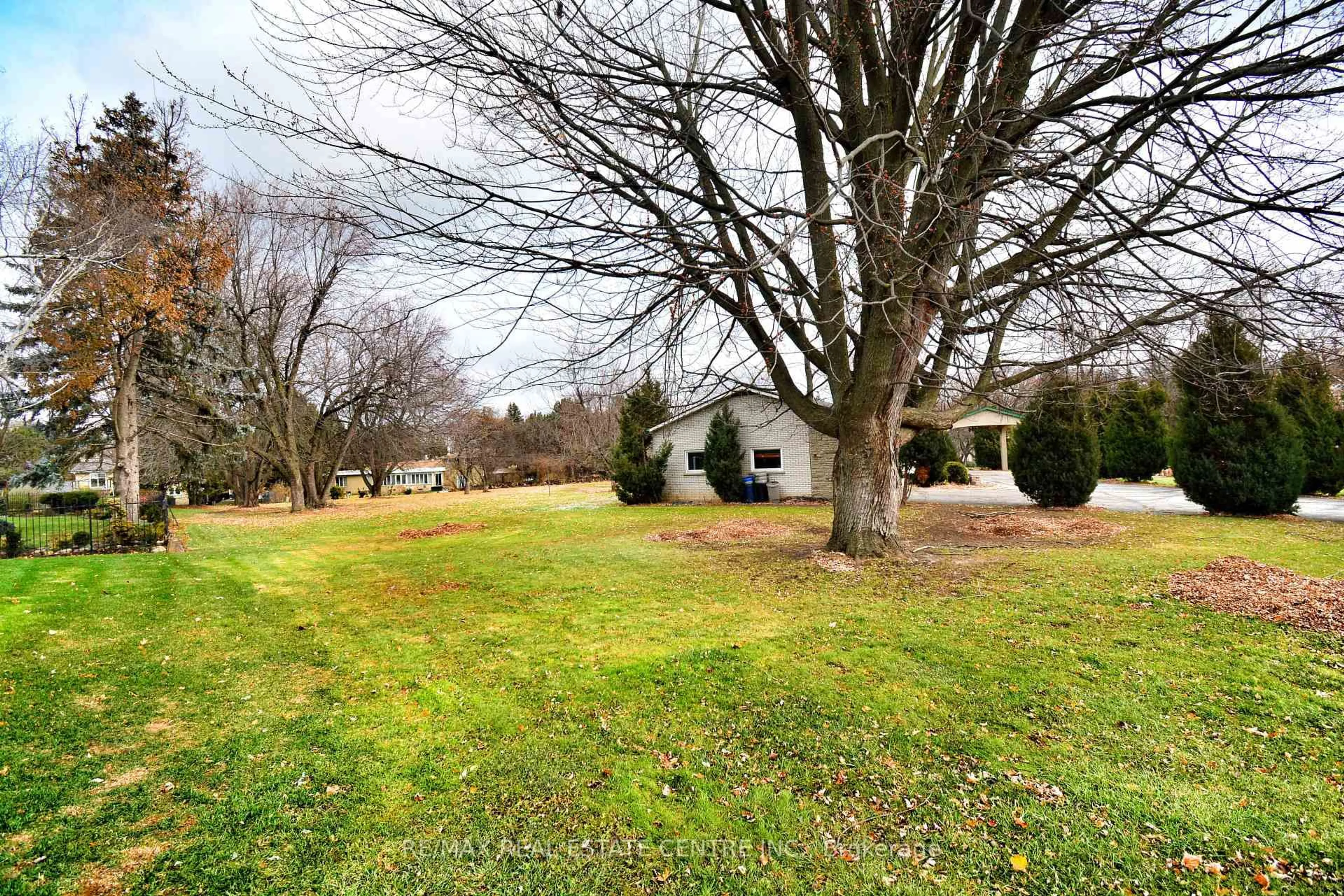 A pic from outside/outdoor area/front of a property/back of a property/a pic from drone, unknown for 20 Crescent Hill Dr, Brampton Ontario L6S 1C7