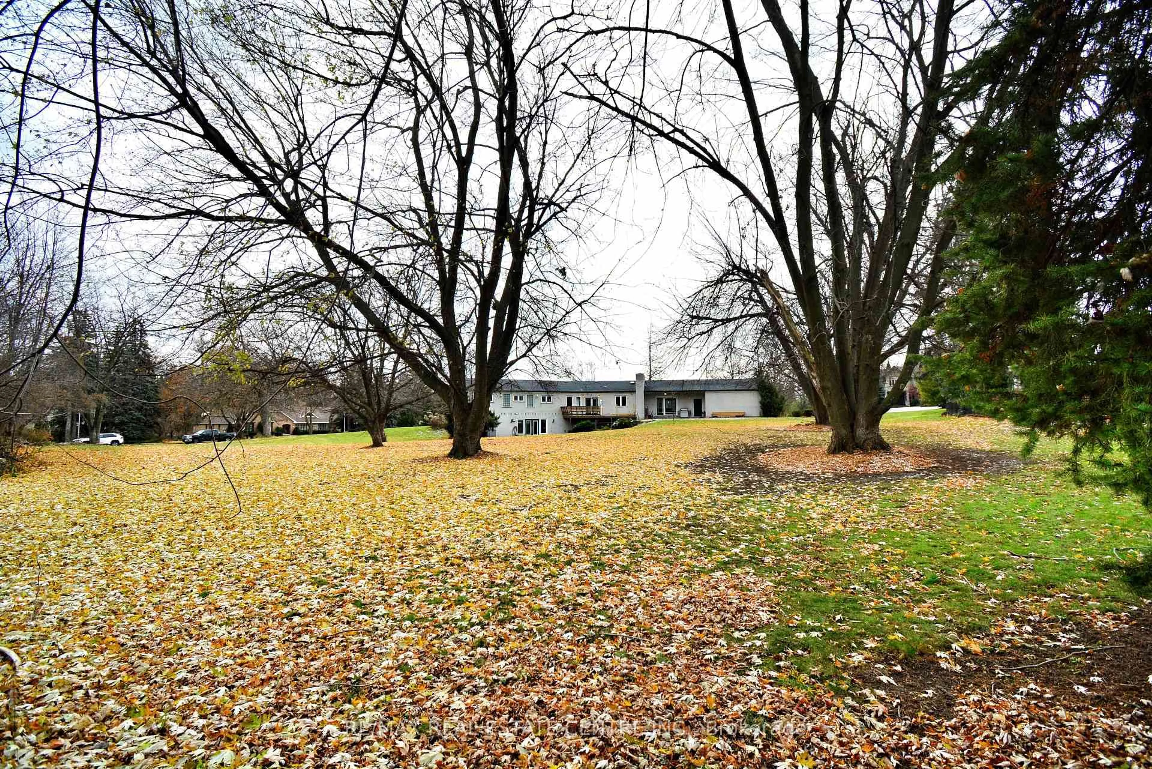 A pic from outside/outdoor area/front of a property/back of a property/a pic from drone, unknown for 20 Crescent Hill Dr, Brampton Ontario L6S 1C7