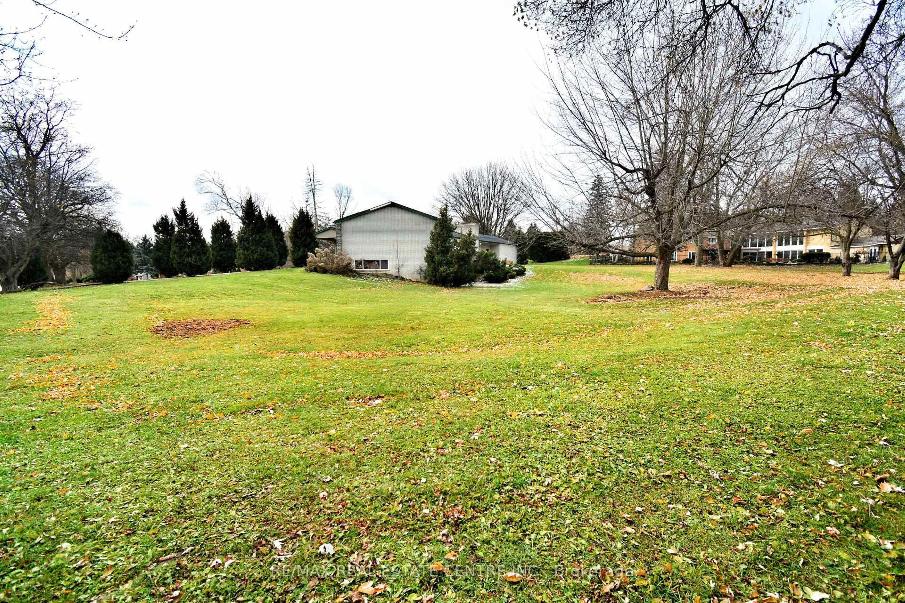 A pic from outside/outdoor area/front of a property/back of a property/a pic from drone, unknown for 20 Crescent Hill Dr, Brampton Ontario L6S 1C7