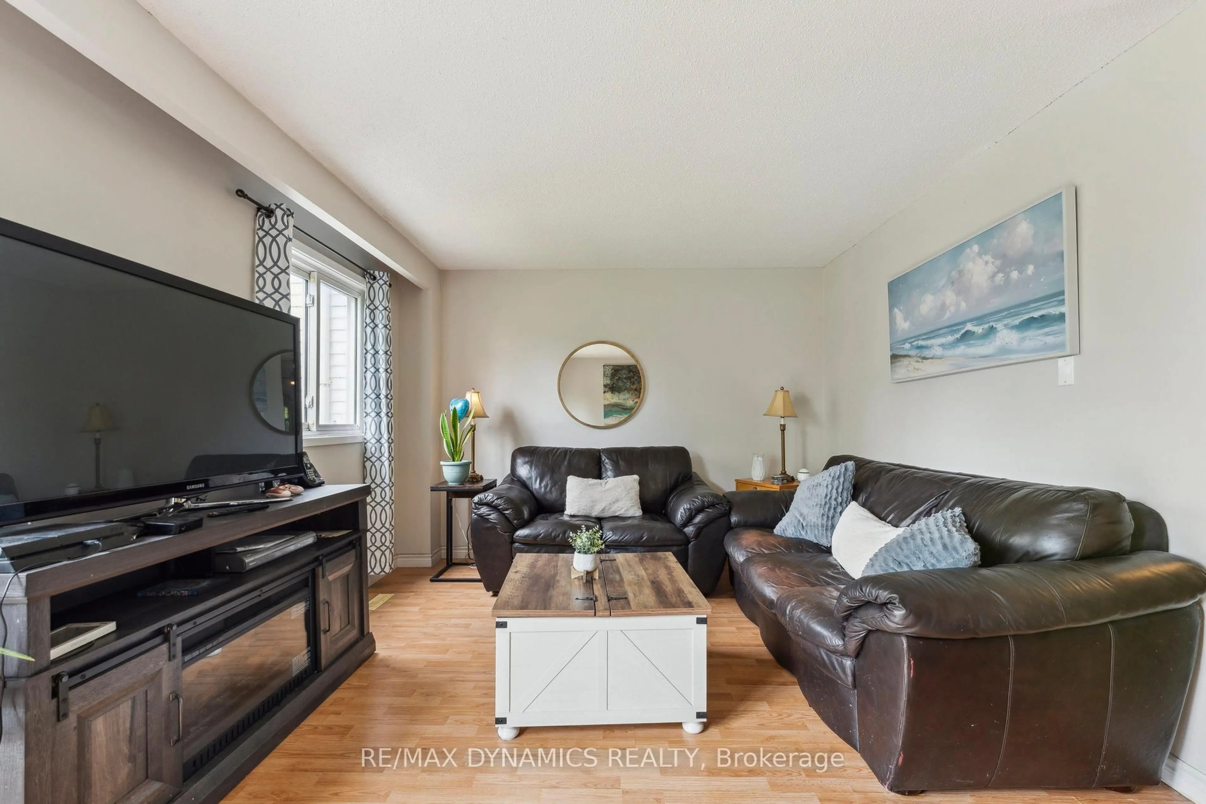 Living room with furniture, wood/laminate floor for 82 Lynden Circ, Halton Hills Ontario L7G 4Y8
