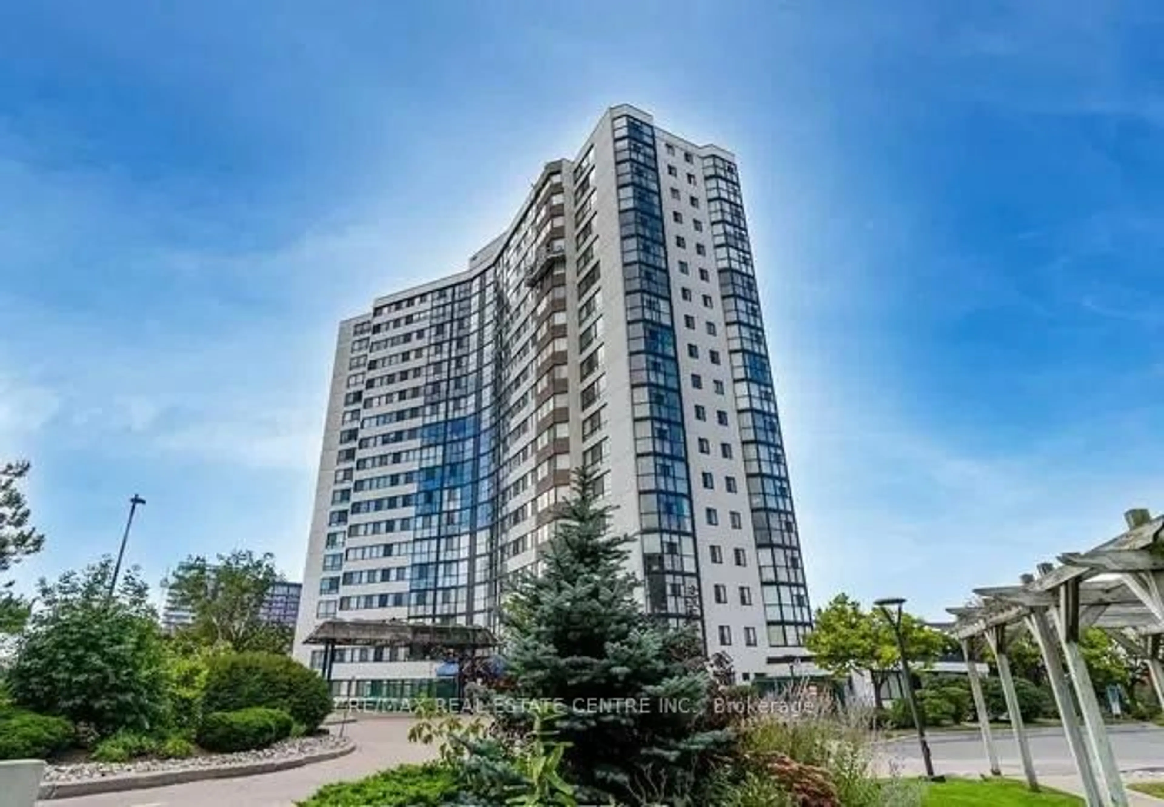 Indoor foyer for 1360 Rathburn Rd #302, Mississauga Ontario L4W 4H4