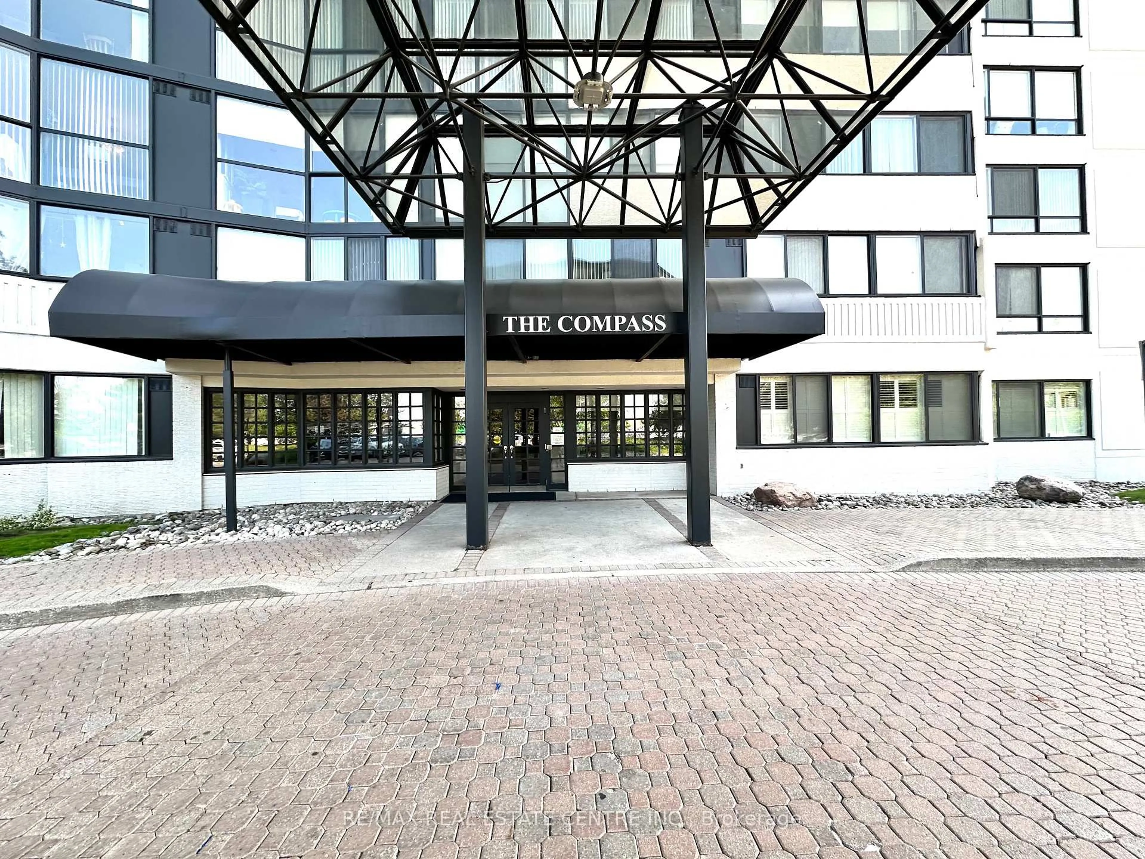 Indoor foyer for 1360 Rathburn Rd #302, Mississauga Ontario L4W 4H4