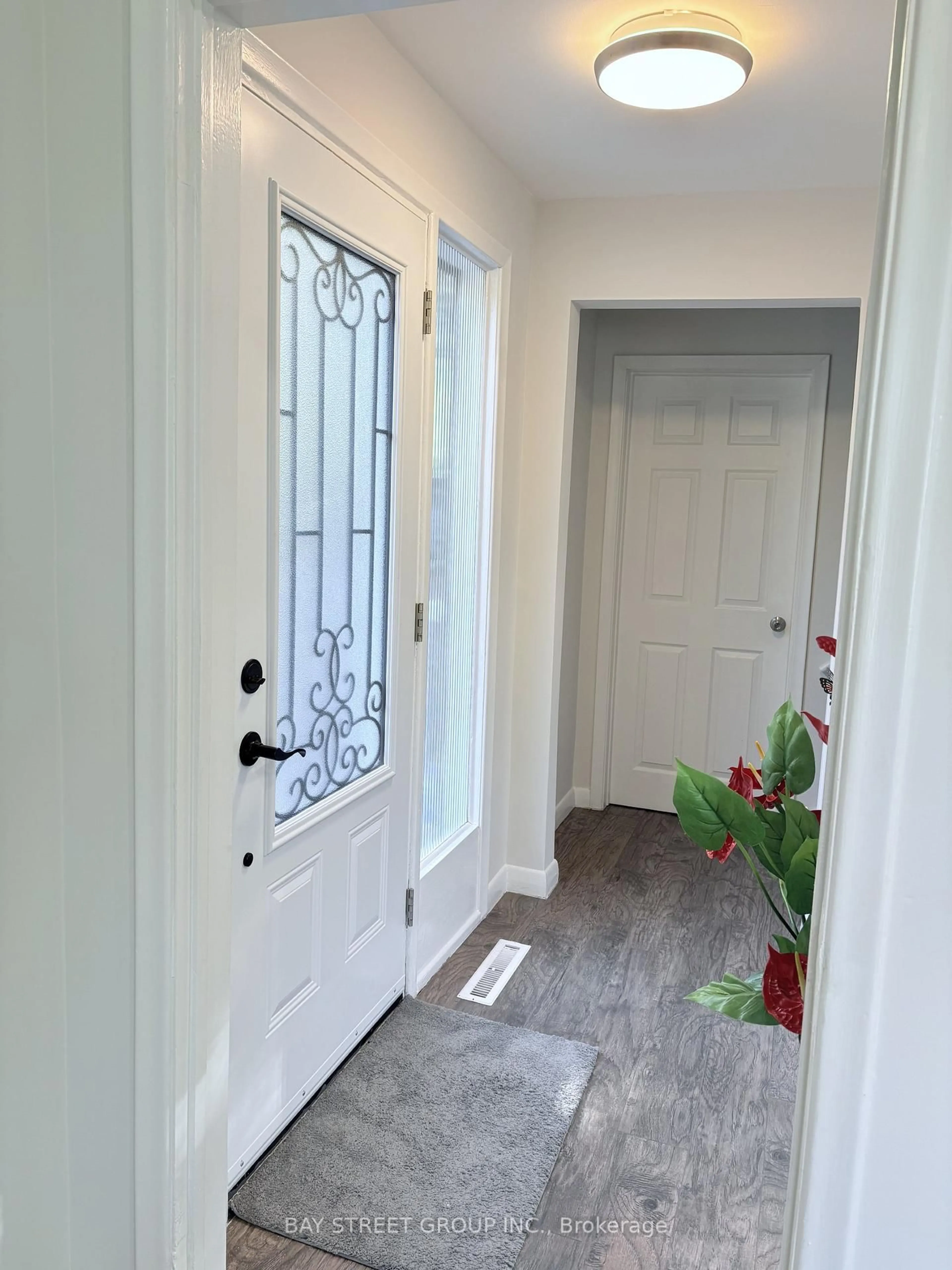 Indoor entryway for 2175 Wiseman Crt, Mississauga Ontario L5J 1P3