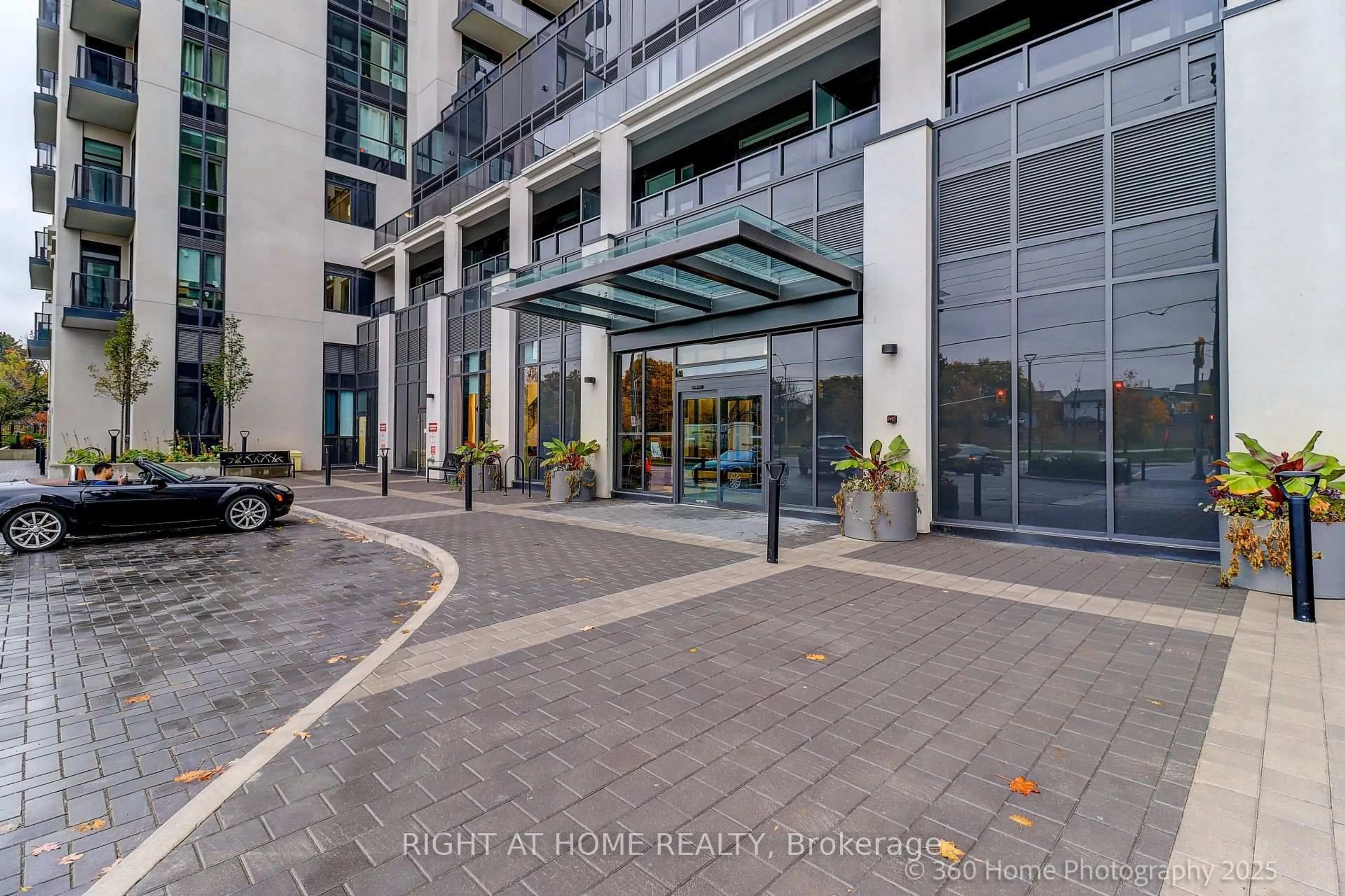 Indoor foyer for 202 Burnhamthorpe Rd #605, Mississauga Ontario L5B 0A1