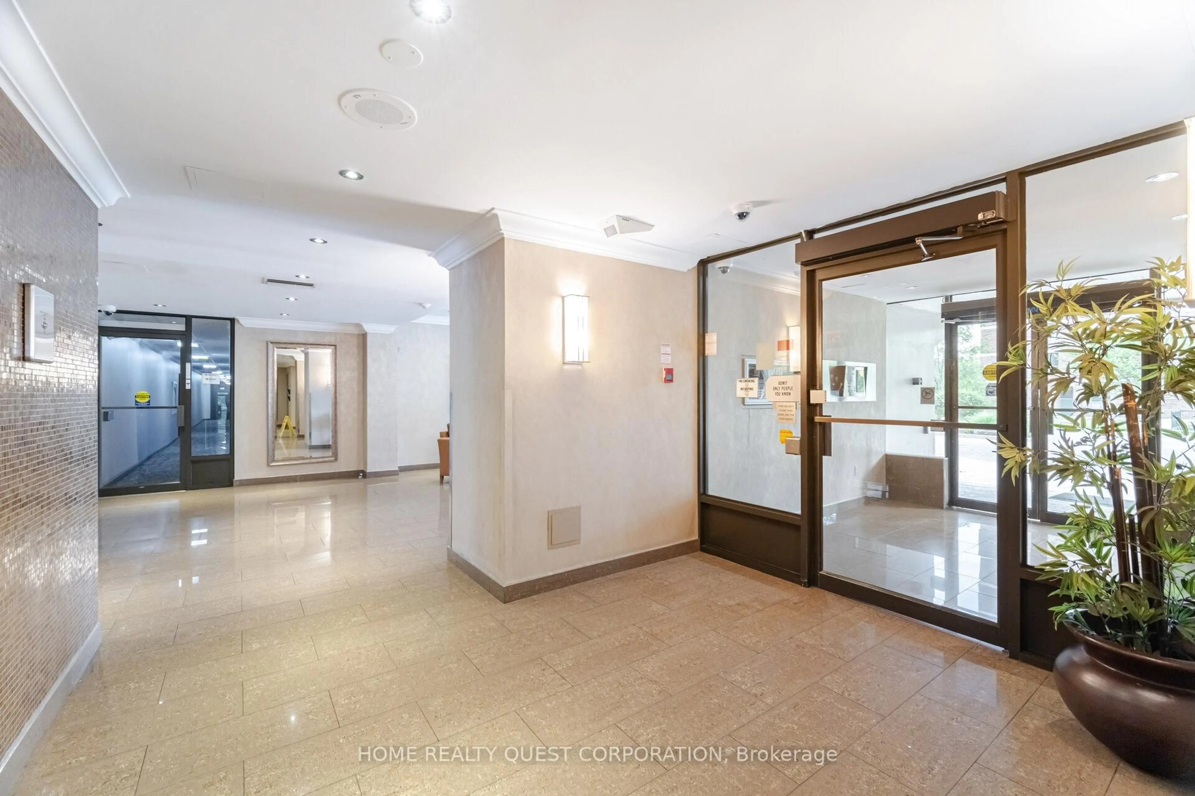 Indoor foyer for 3170 Kirwin Ave #510, Mississauga Ontario L5A 3R1