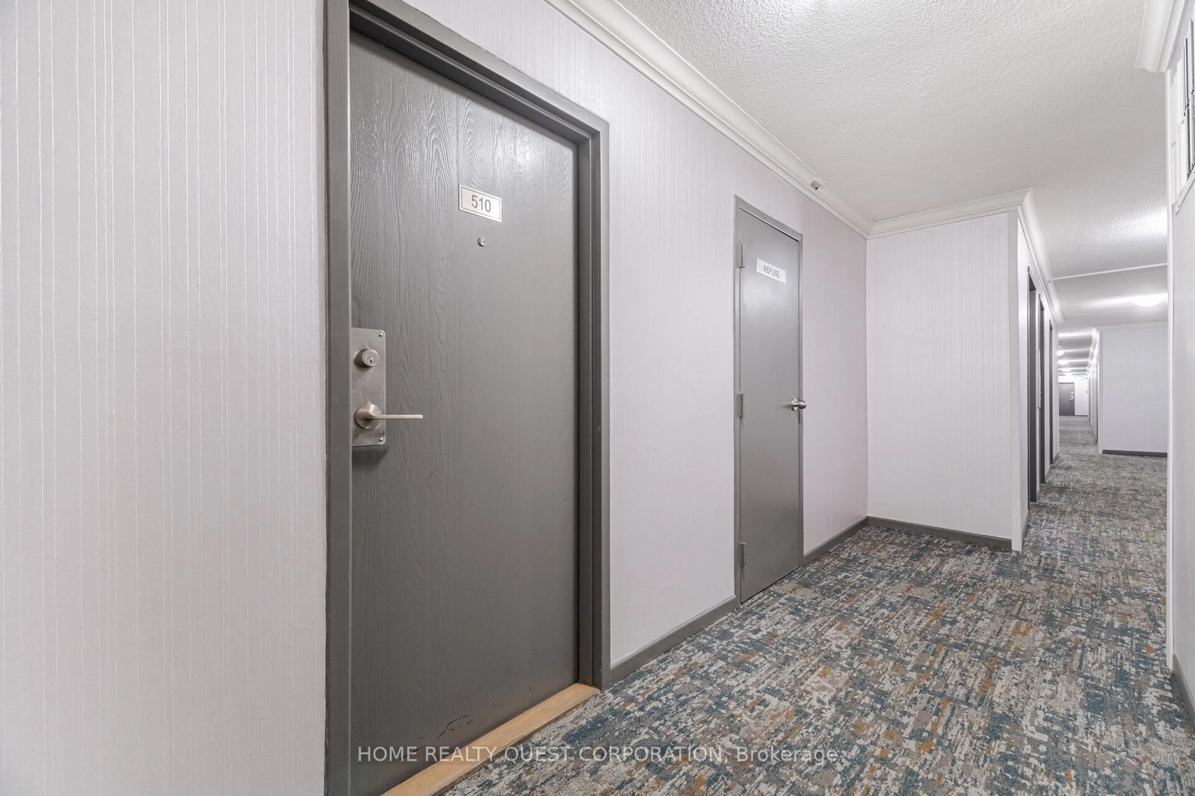 Indoor foyer for 3170 Kirwin Ave #510, Mississauga Ontario L5A 3R1