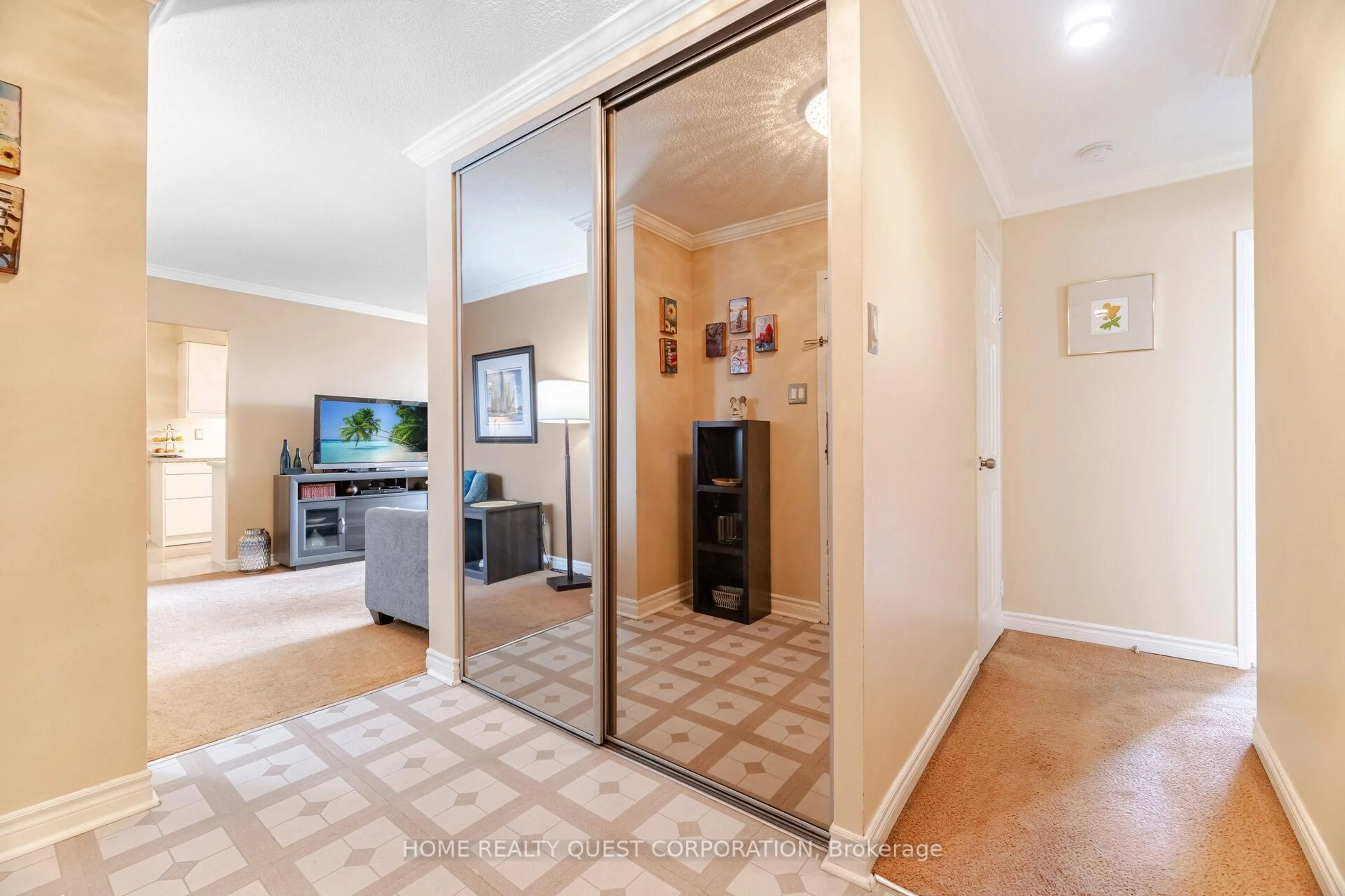Indoor entryway for 3170 Kirwin Ave #510, Mississauga Ontario L5A 3R1