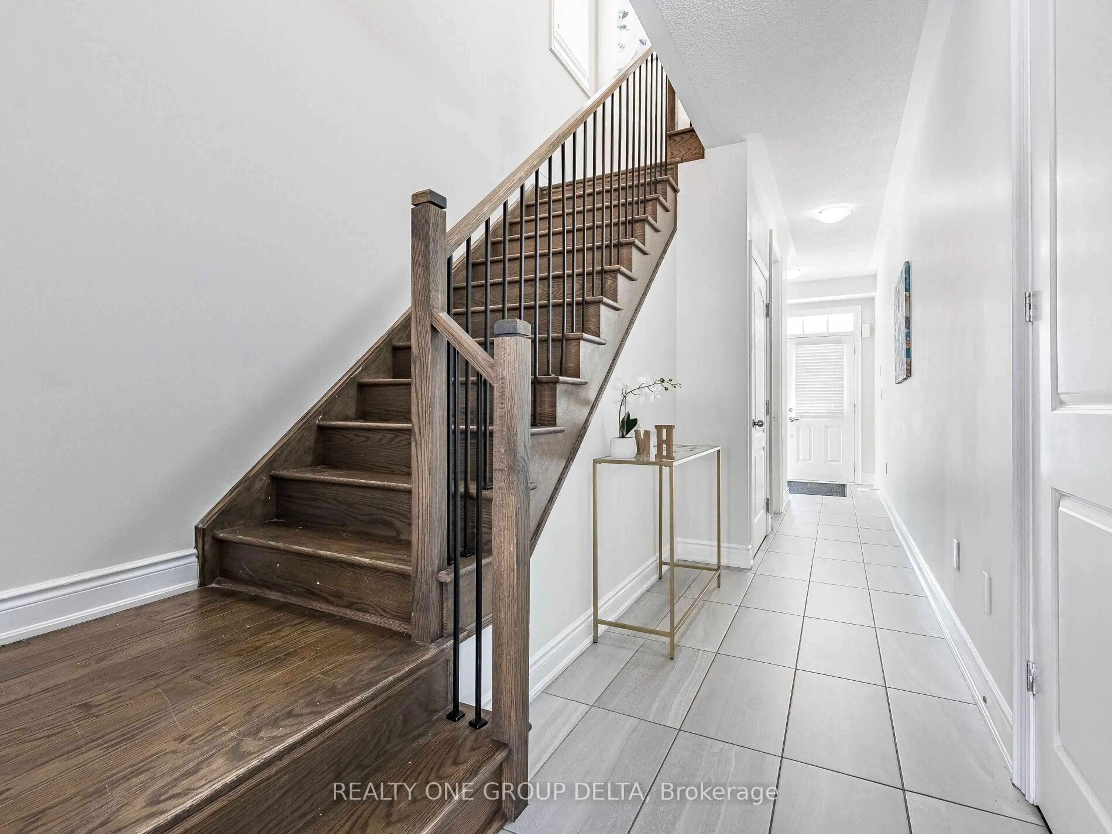Indoor entryway for 6 Quinton Rdge #., Brampton Ontario L6Y 0E3