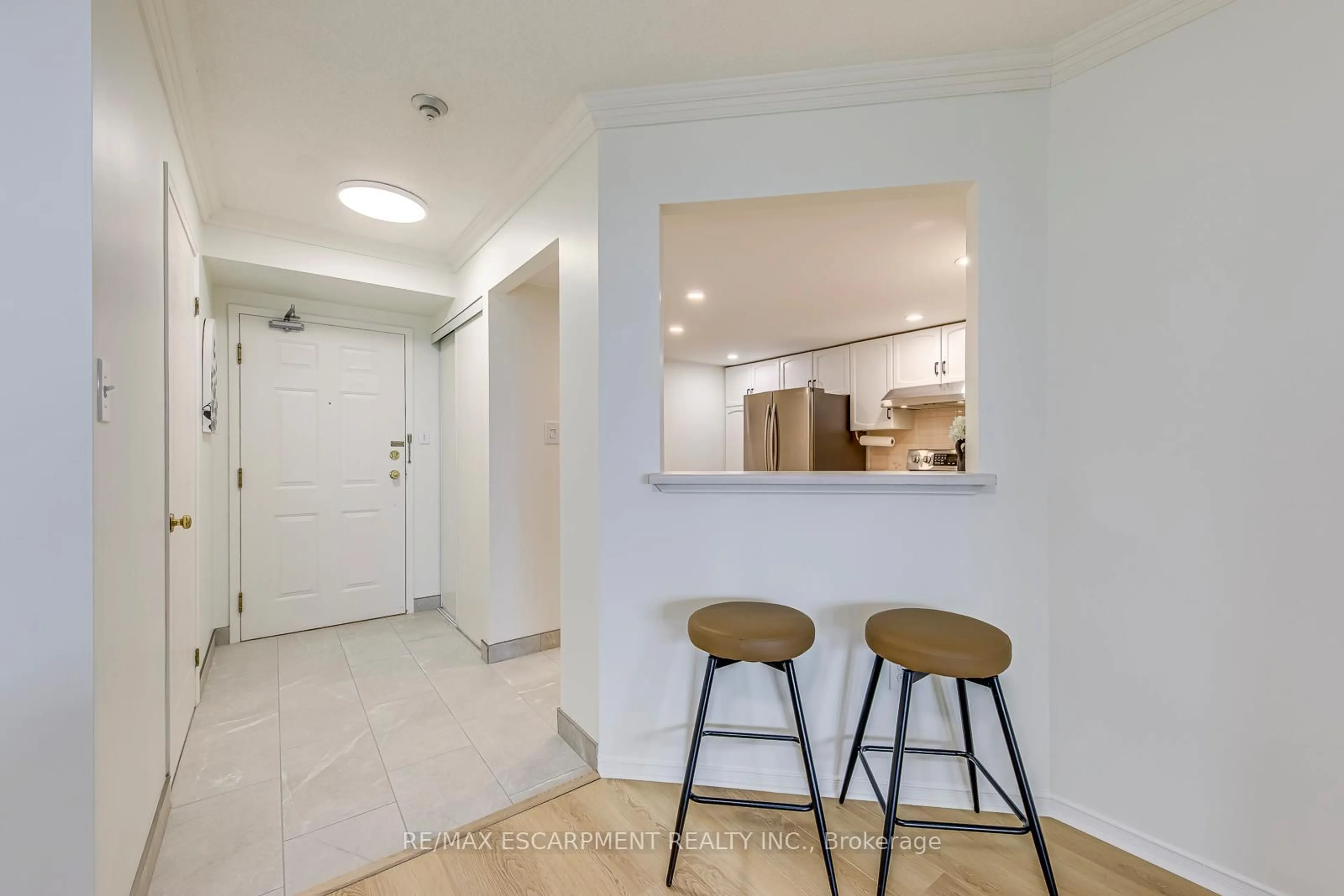 Indoor entryway for 5080 Pinedale Ave #902, Burlington Ontario L7L 5V7