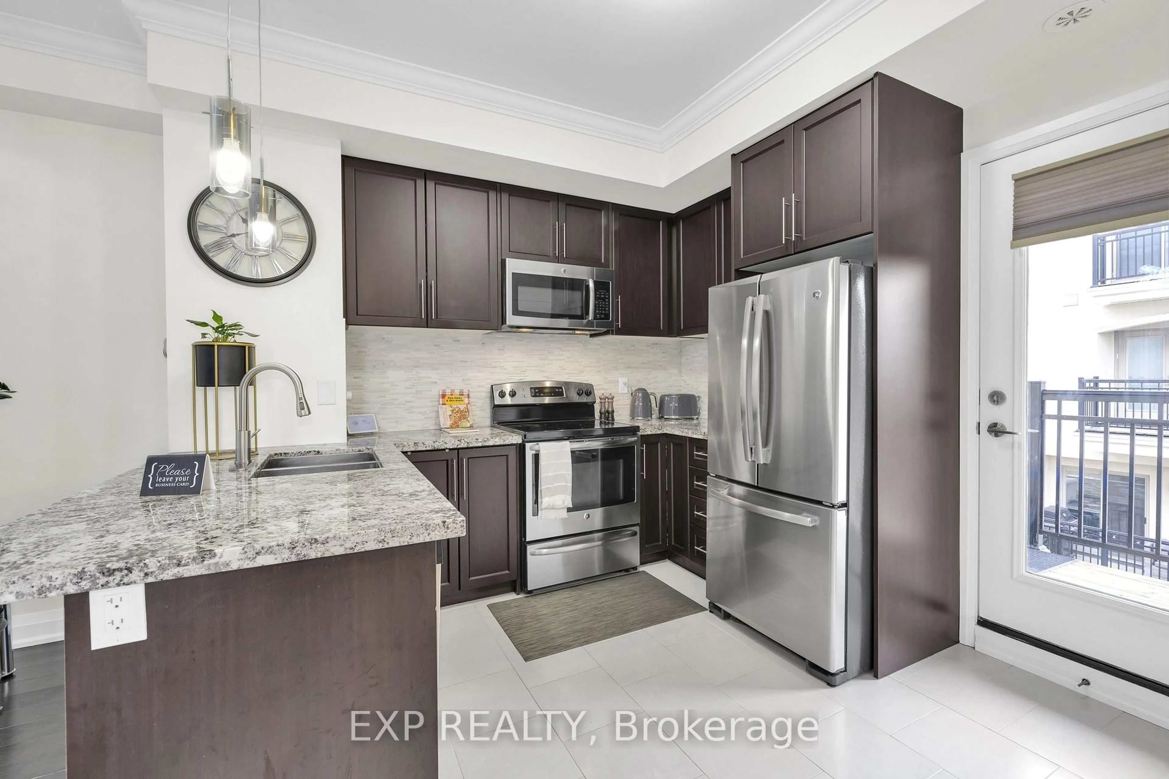 Open concept kitchen, ceramic/tile floor for 3077 Cawthra Road #18, Mississauga Ontario L5A 2X4
