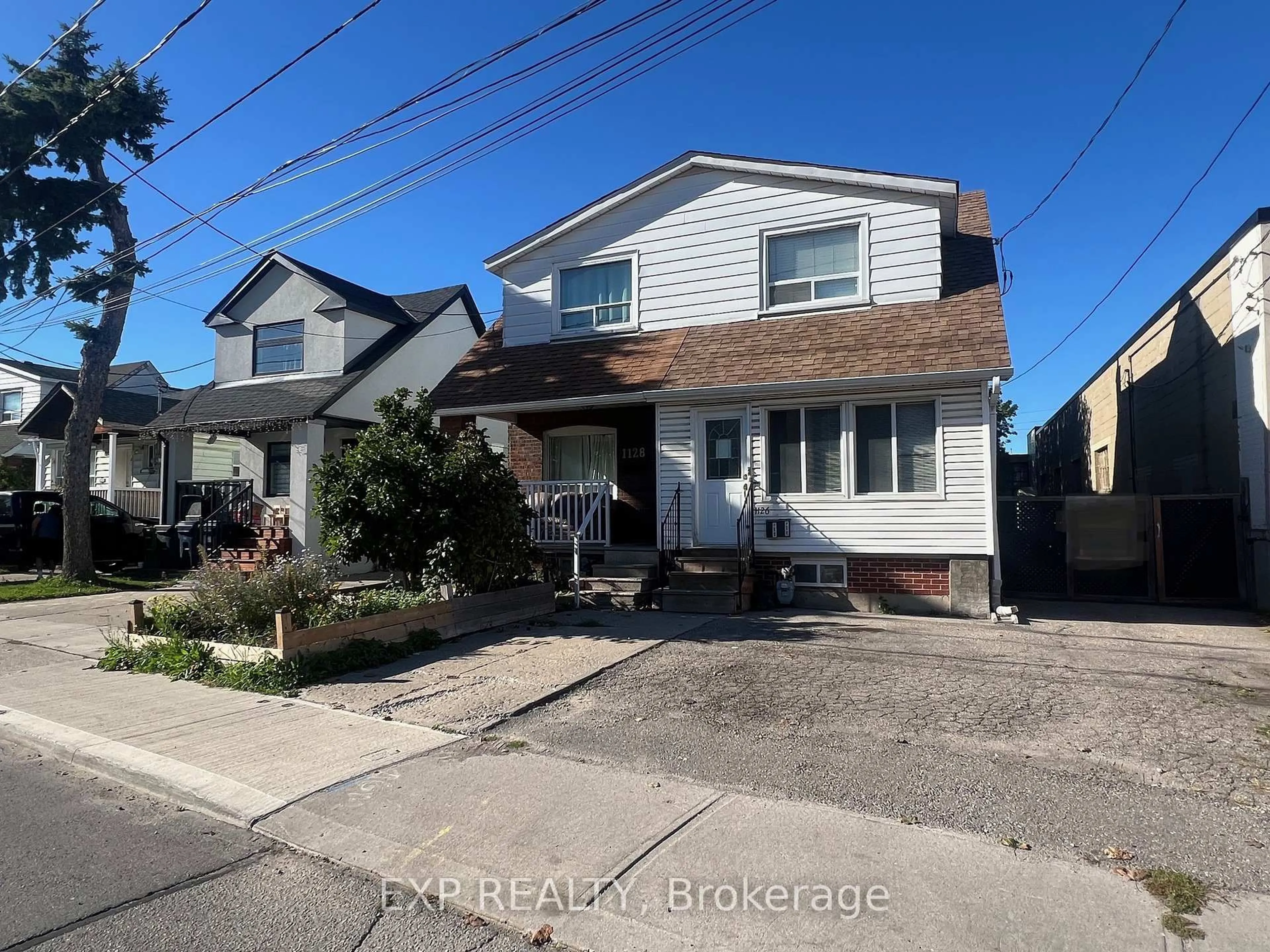 A pic from outside/outdoor area/front of a property/back of a property/a pic from drone, street for 1126 Roselawn Ave, Toronto Ontario M6B 1C4