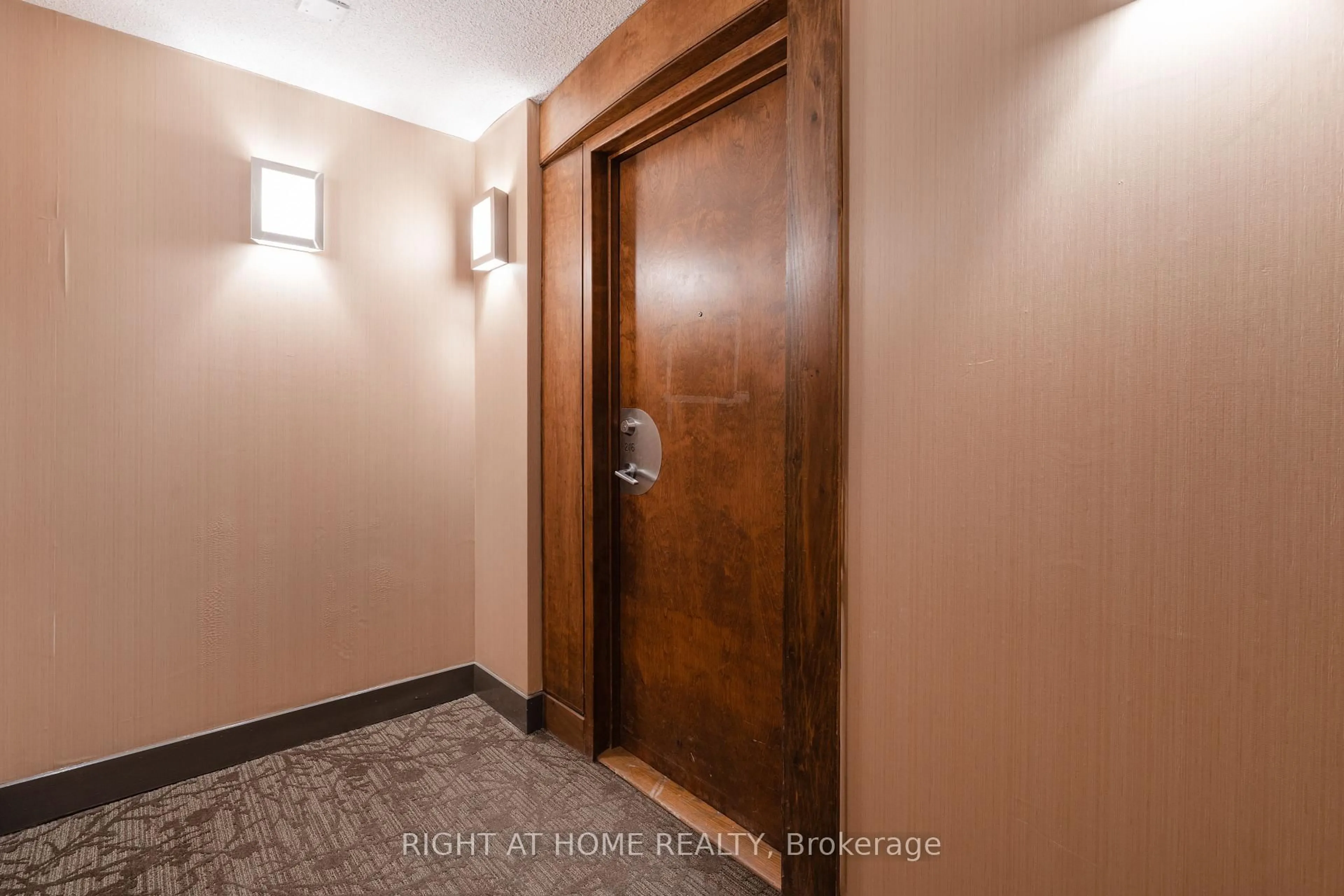 Indoor entryway for 3880 Duke Of York Blvd #2116, Mississauga Ontario L5B 4M7