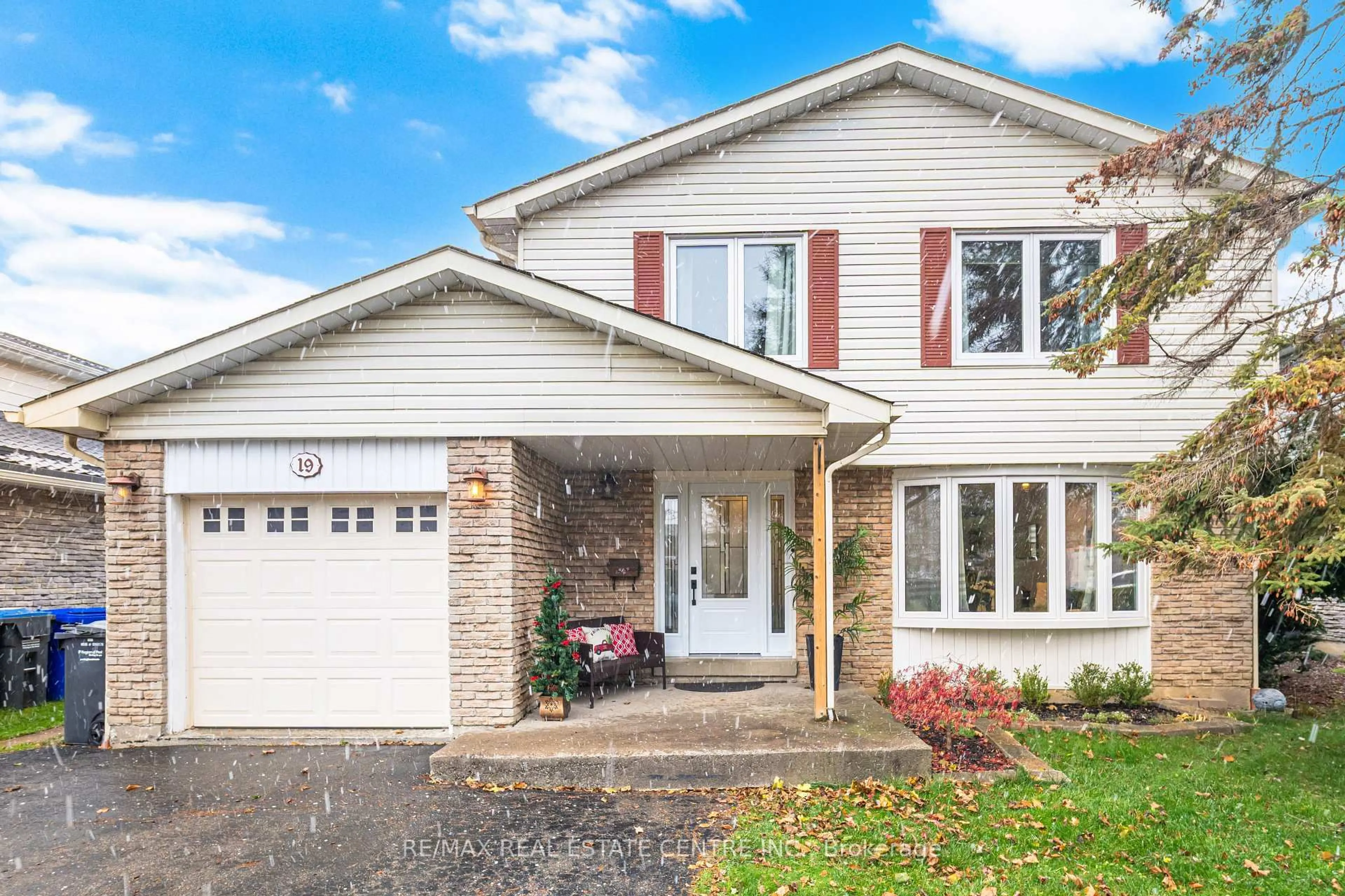 Home with vinyl exterior material, street for 19 Jasper Cres, Brampton Ontario L6S 1W8