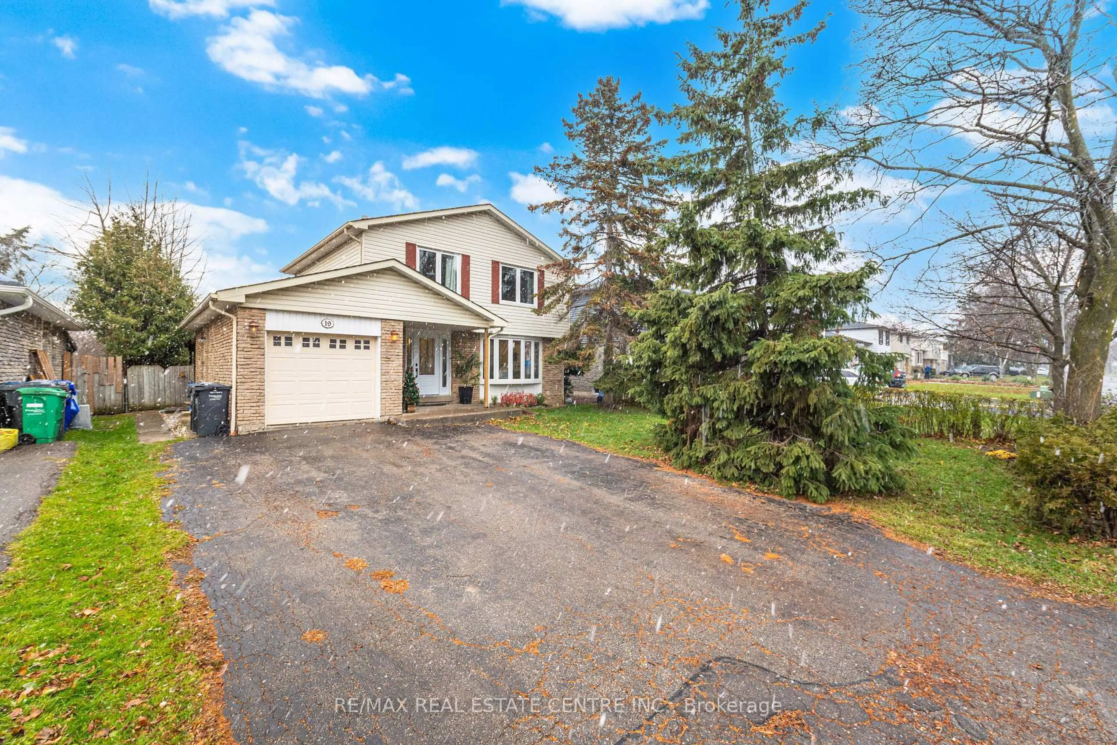 A pic from outside/outdoor area/front of a property/back of a property/a pic from drone, street for 19 Jasper Cres, Brampton Ontario L6S 1W8