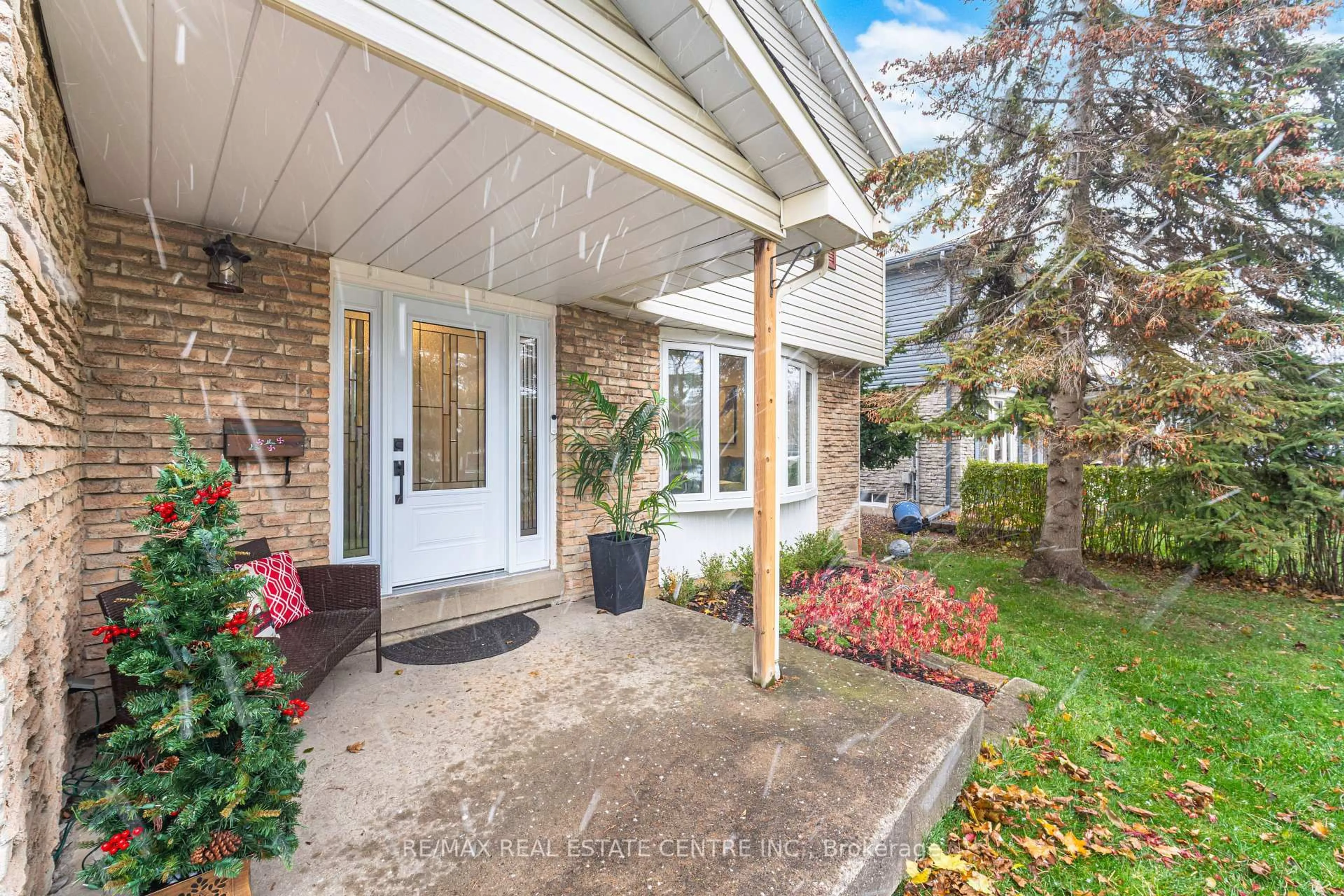 Indoor entryway for 19 Jasper Cres, Brampton Ontario L6S 1W8