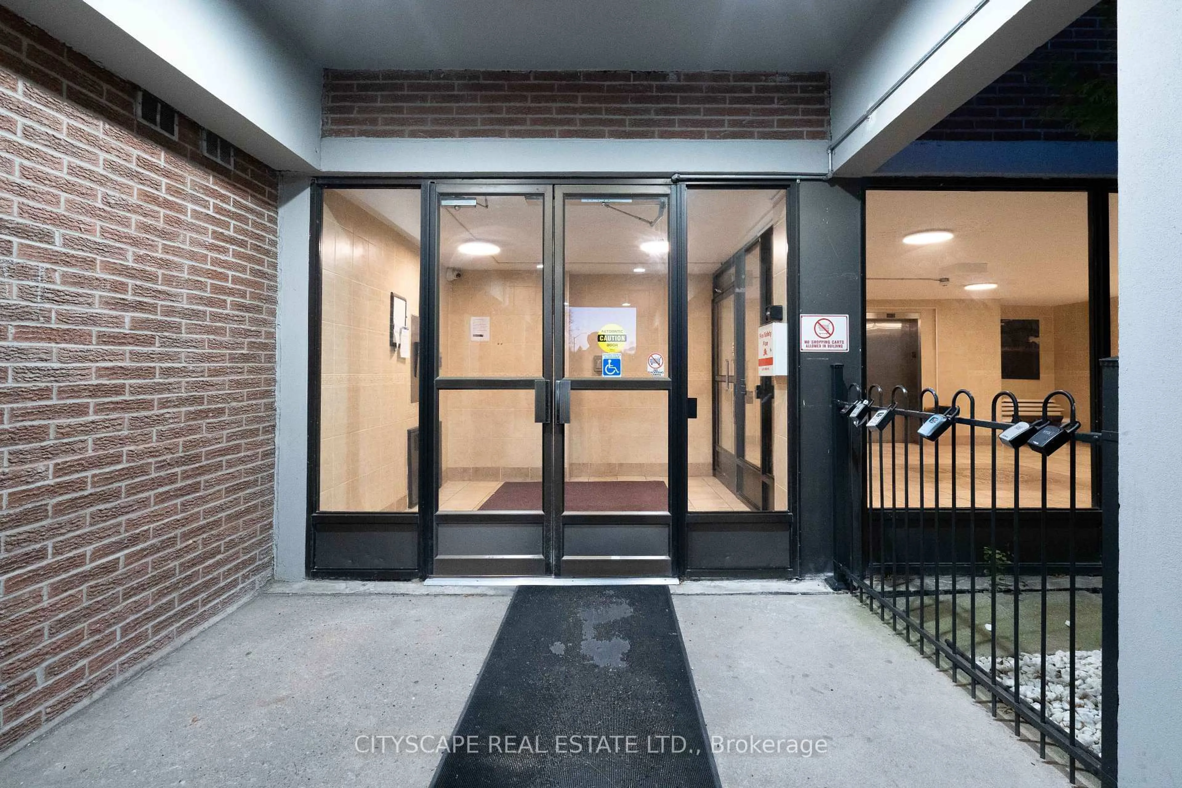 Indoor entryway for 2121 Roche Crt #115, Mississauga Ontario L5K 2C7