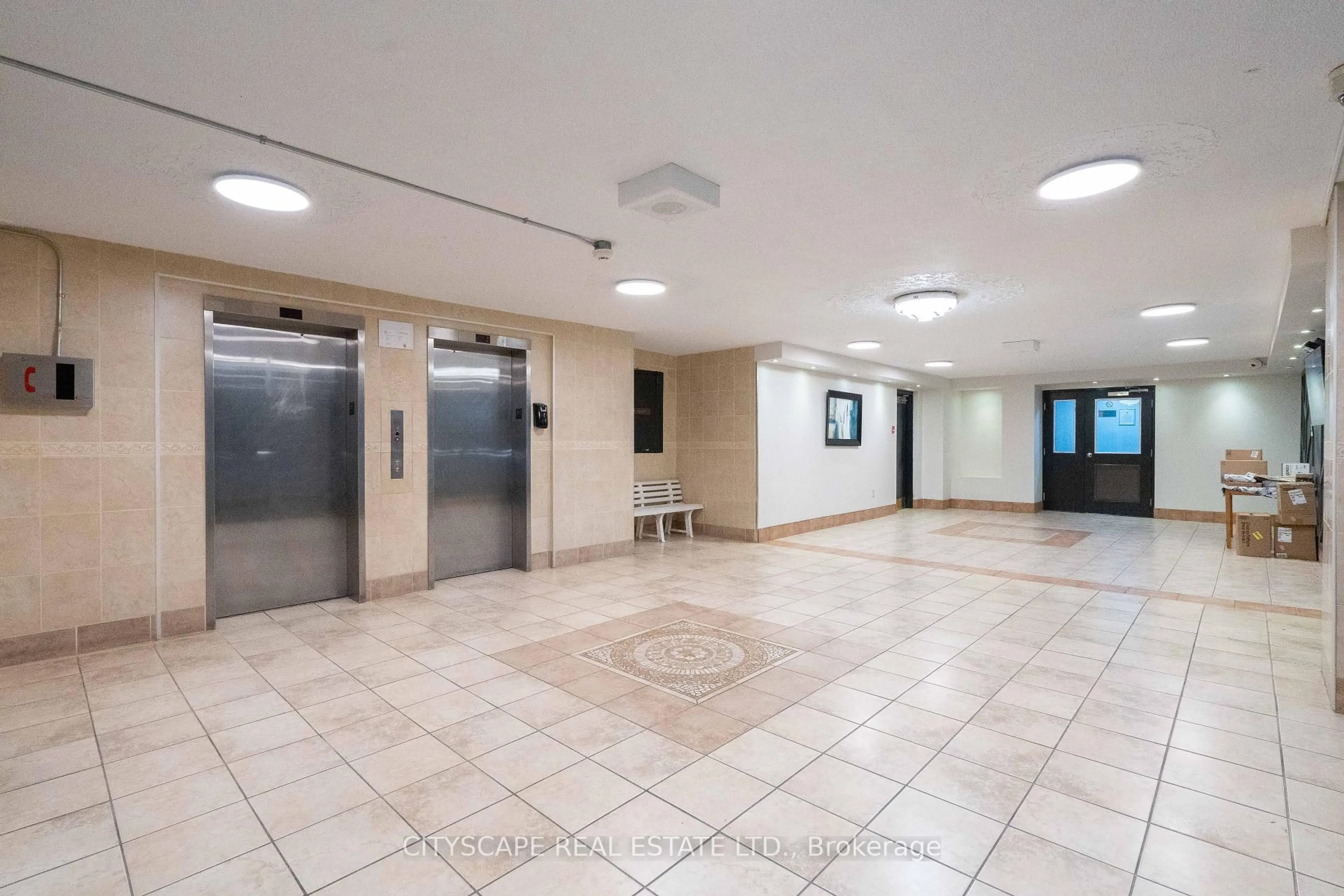 Indoor foyer for 2121 Roche Crt #115, Mississauga Ontario L5K 2C7