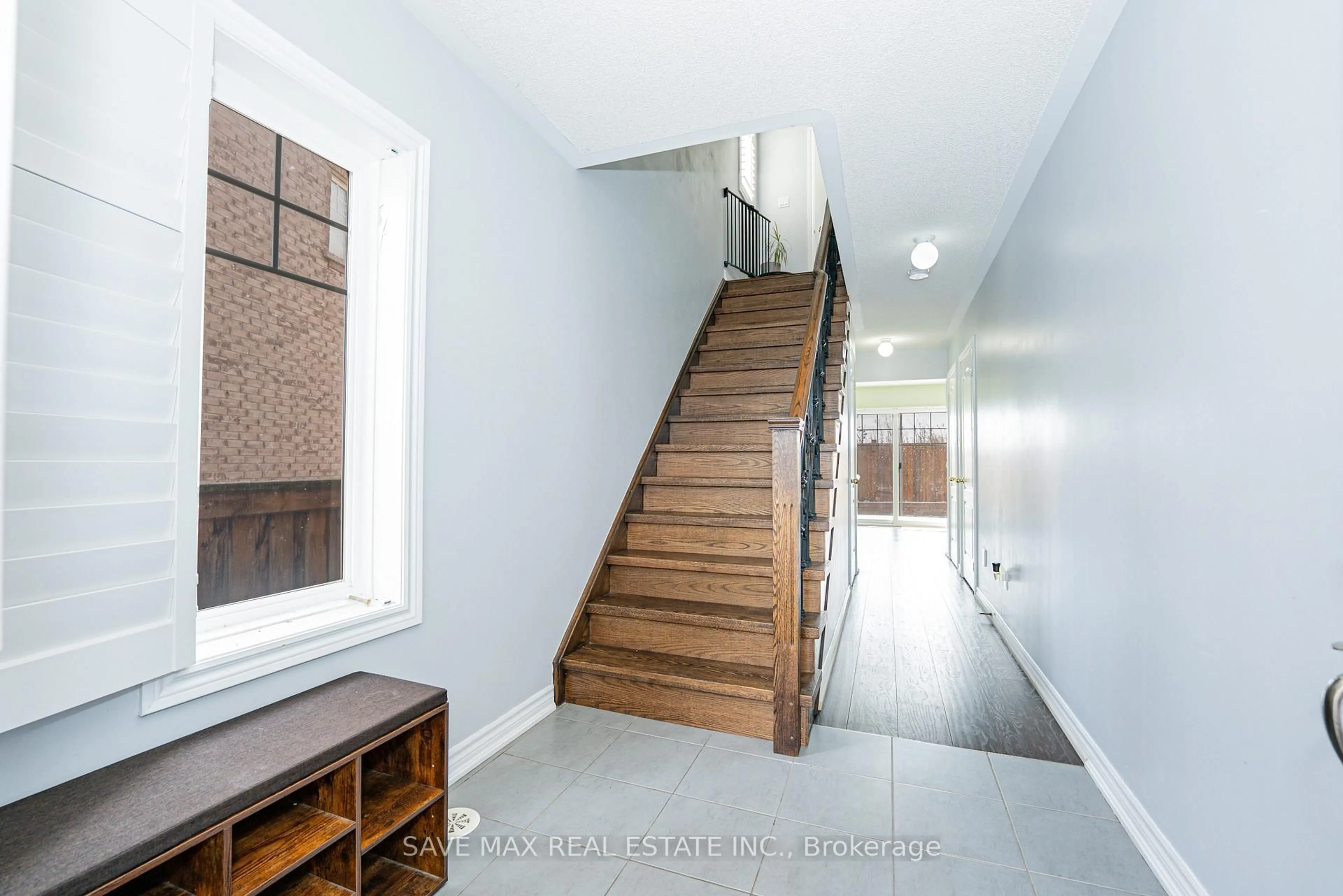 Indoor entryway for 18 New Pines Tr, Brampton Ontario L6Z 0G7
