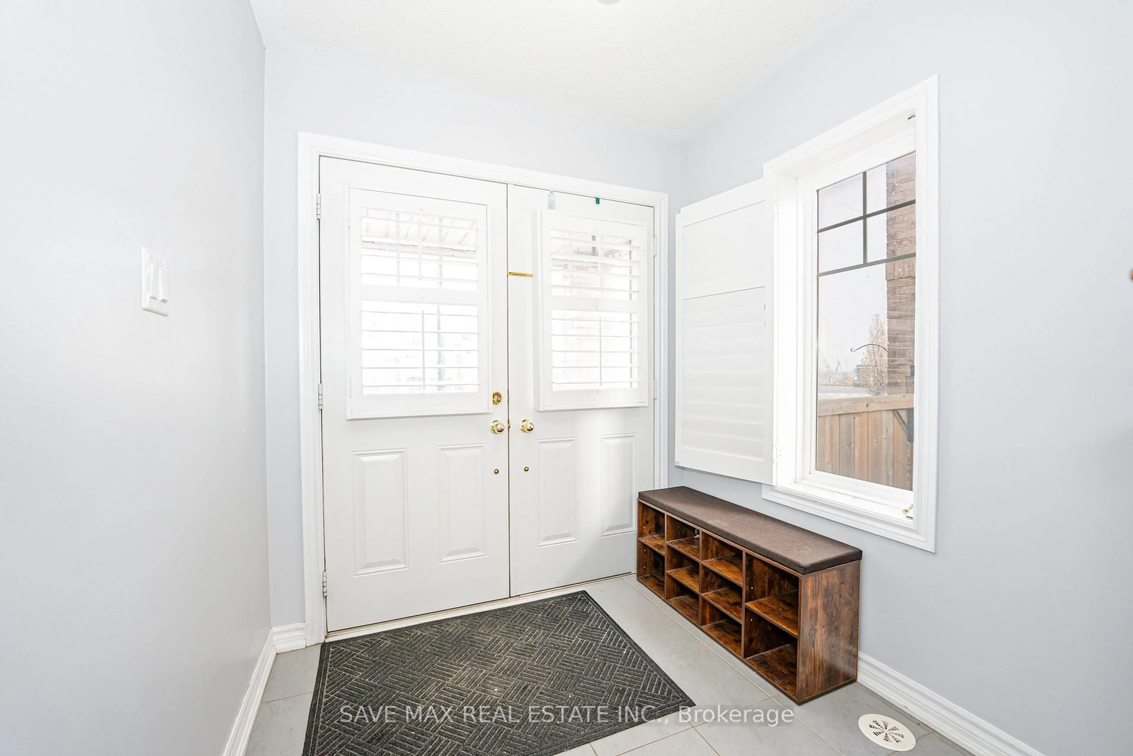 Indoor entryway for 18 New Pines Tr, Brampton Ontario L6Z 0G7