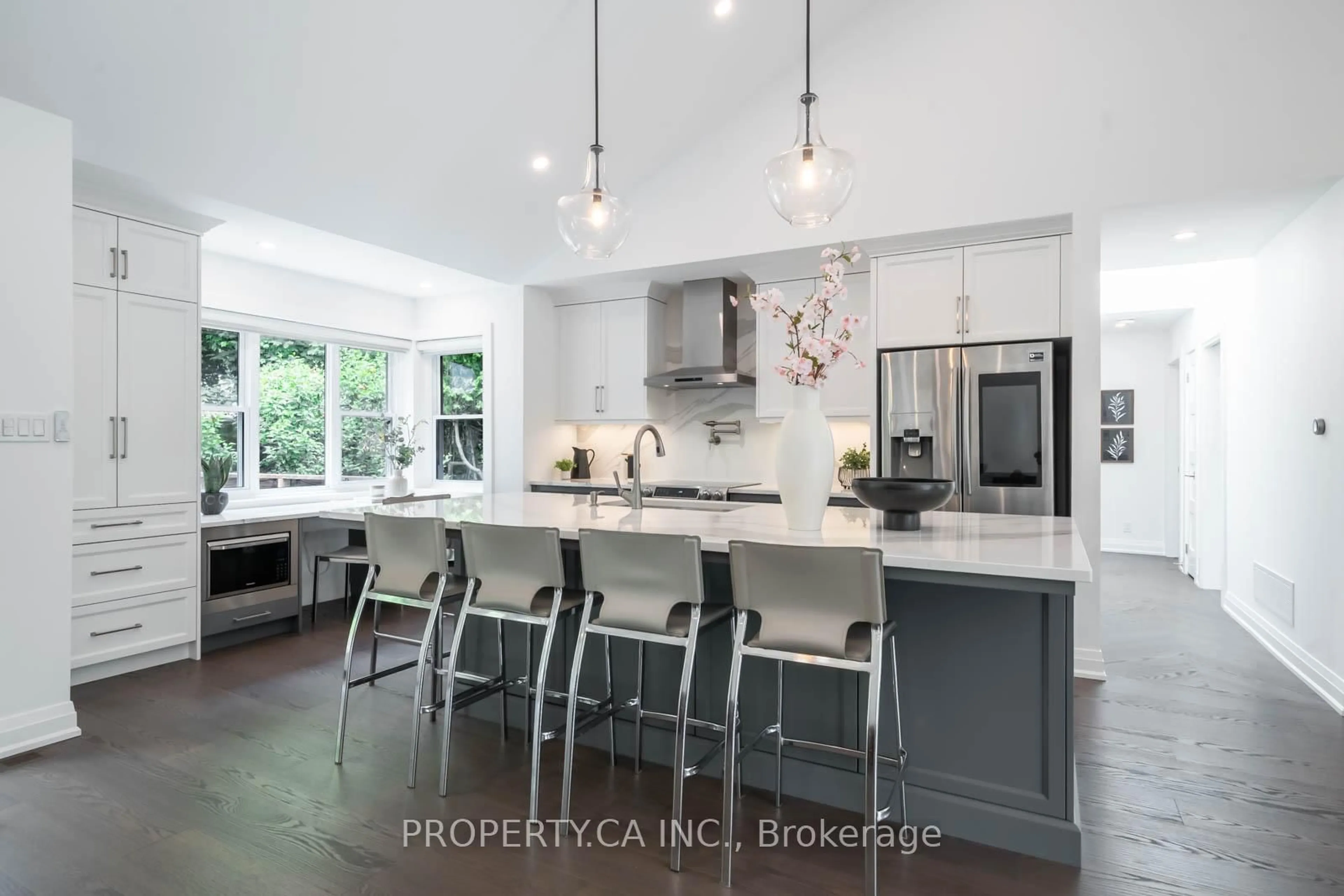 Open concept kitchen, ceramic/tile floor for 1533 Rometown Dr, Mississauga Ontario L5E 2T8