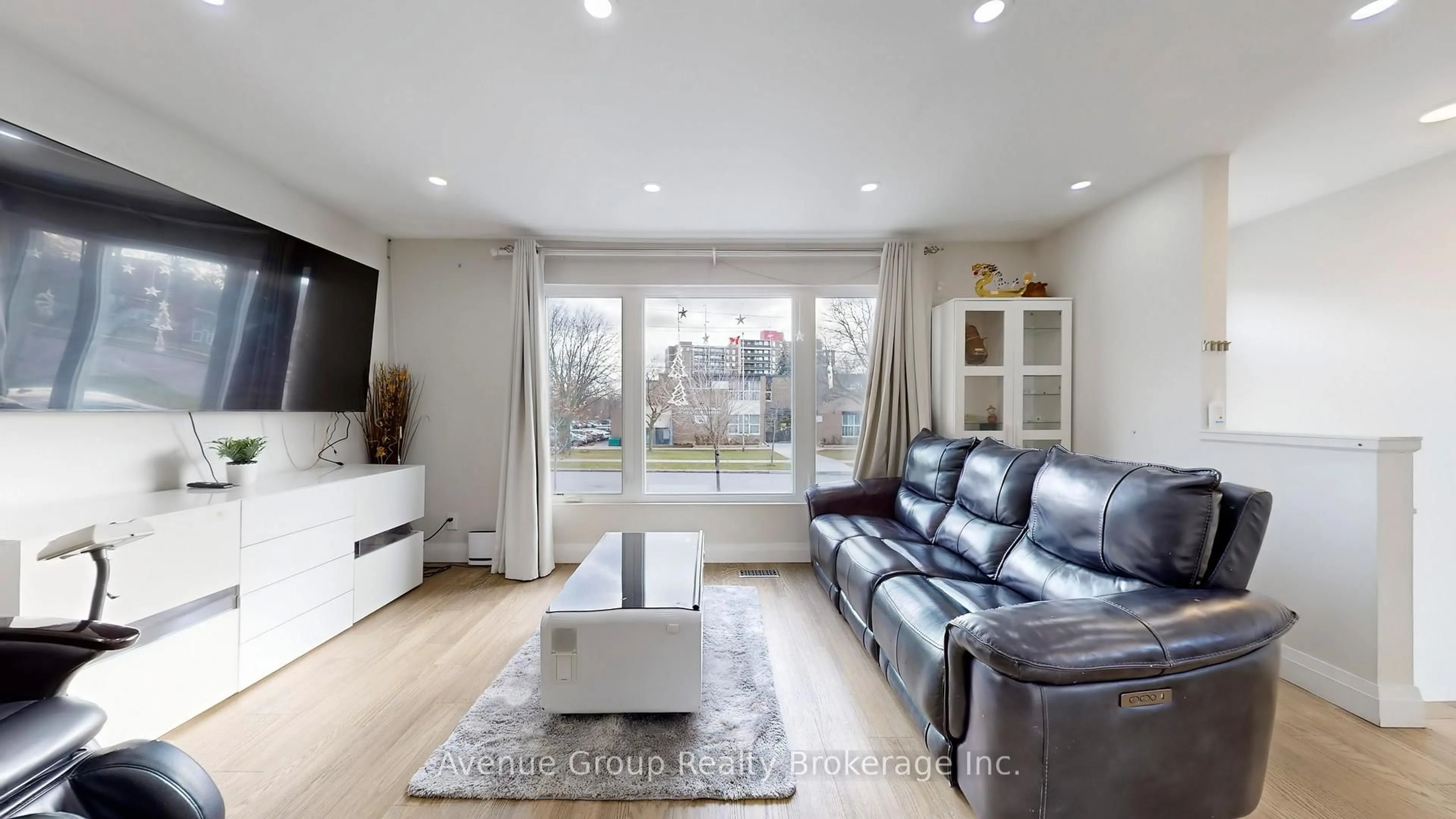 Living room with furniture, wood/laminate floor for 98 Topcliff Ave, Toronto Ontario M3N 1L8